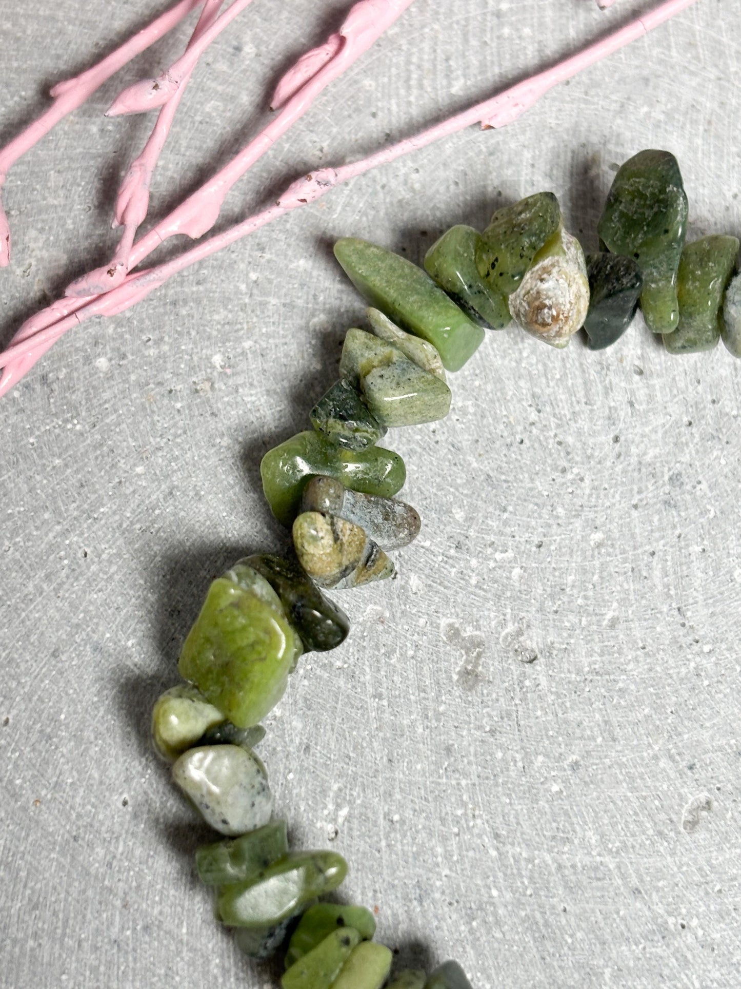 Serpentin Splitterarmband  elastisches Edelstein Armband ca. 17,5 cm, grüner Naturstein Schmuck, Kristall Armband 8 mm