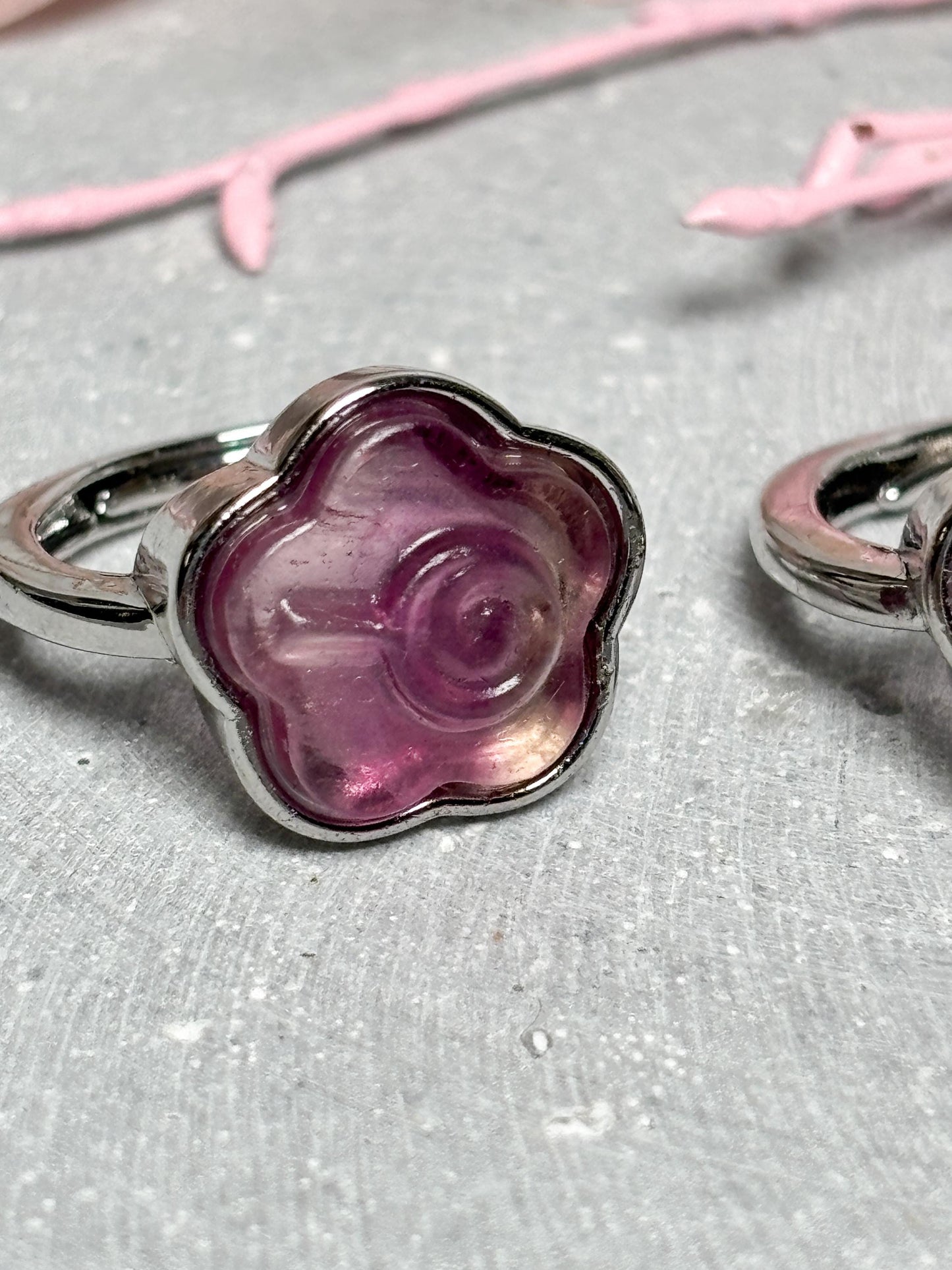 Edelstahl Ring Silber  größenverstellbarer Ring mit rosa-lila Fluorit Blume, Kristall Schmuck, Edelstein Ring, Flower Ring