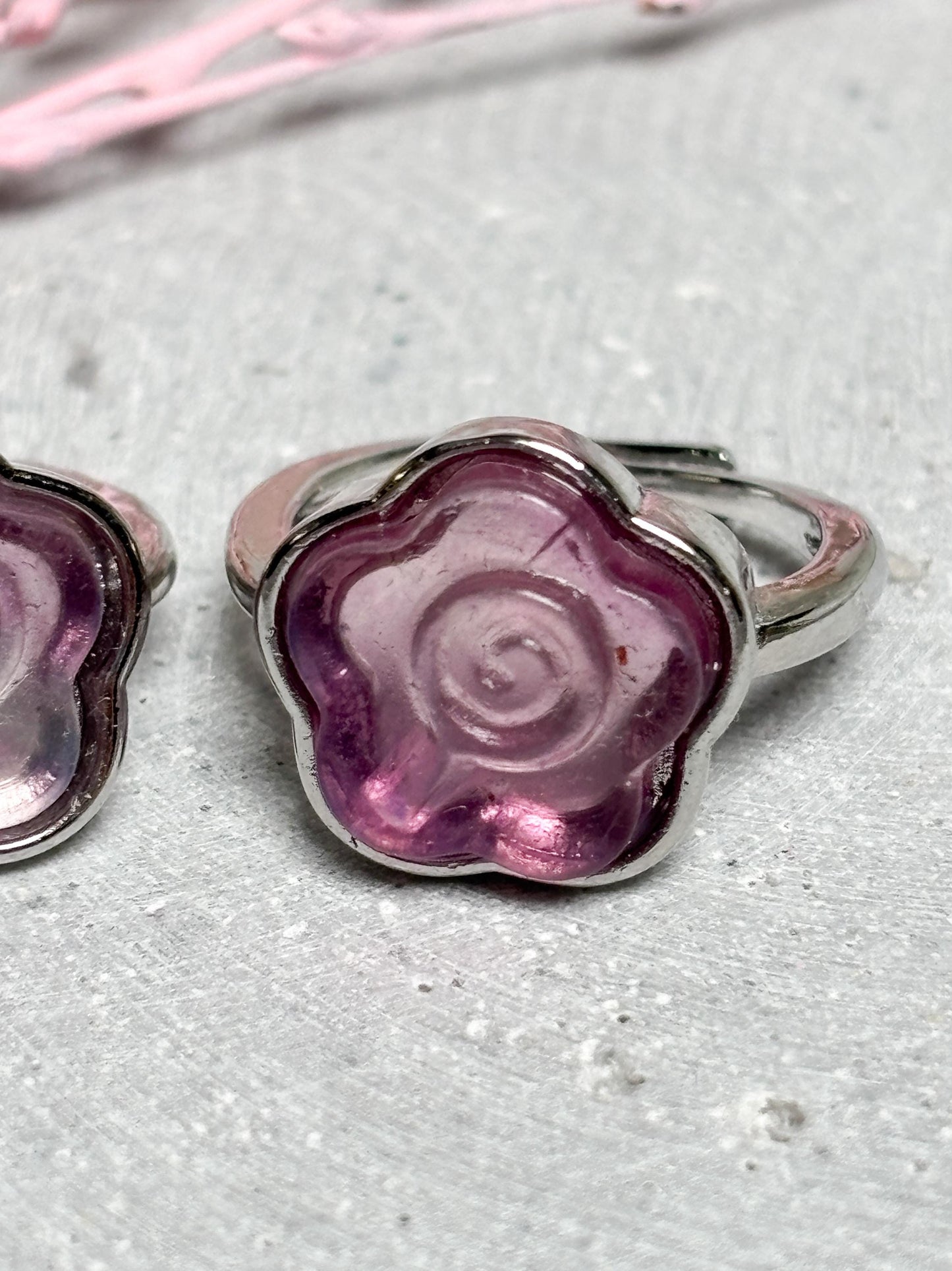 Edelstahl Ring Silber  größenverstellbarer Ring mit rosa-lila Fluorit Blume, Kristall Schmuck, Edelstein Ring, Flower Ring