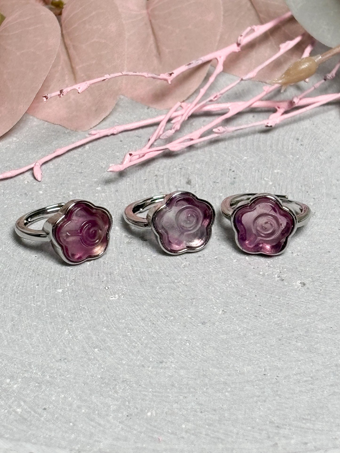 Edelstahl Ring Silber  größenverstellbarer Ring mit rosa-lila Fluorit Blume, Kristall Schmuck, Edelstein Ring, Flower Ring