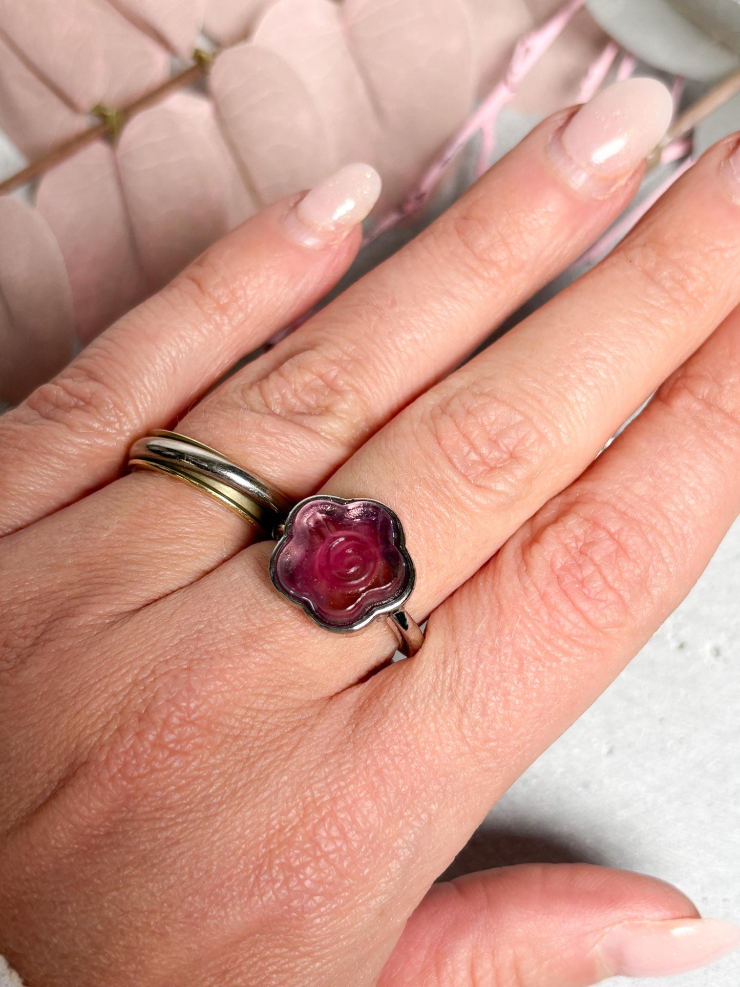 Edelstahl Ring Silber  größenverstellbarer Ring mit rosa-lila Fluorit Blume, Kristall Schmuck, Edelstein Ring, Flower Ring