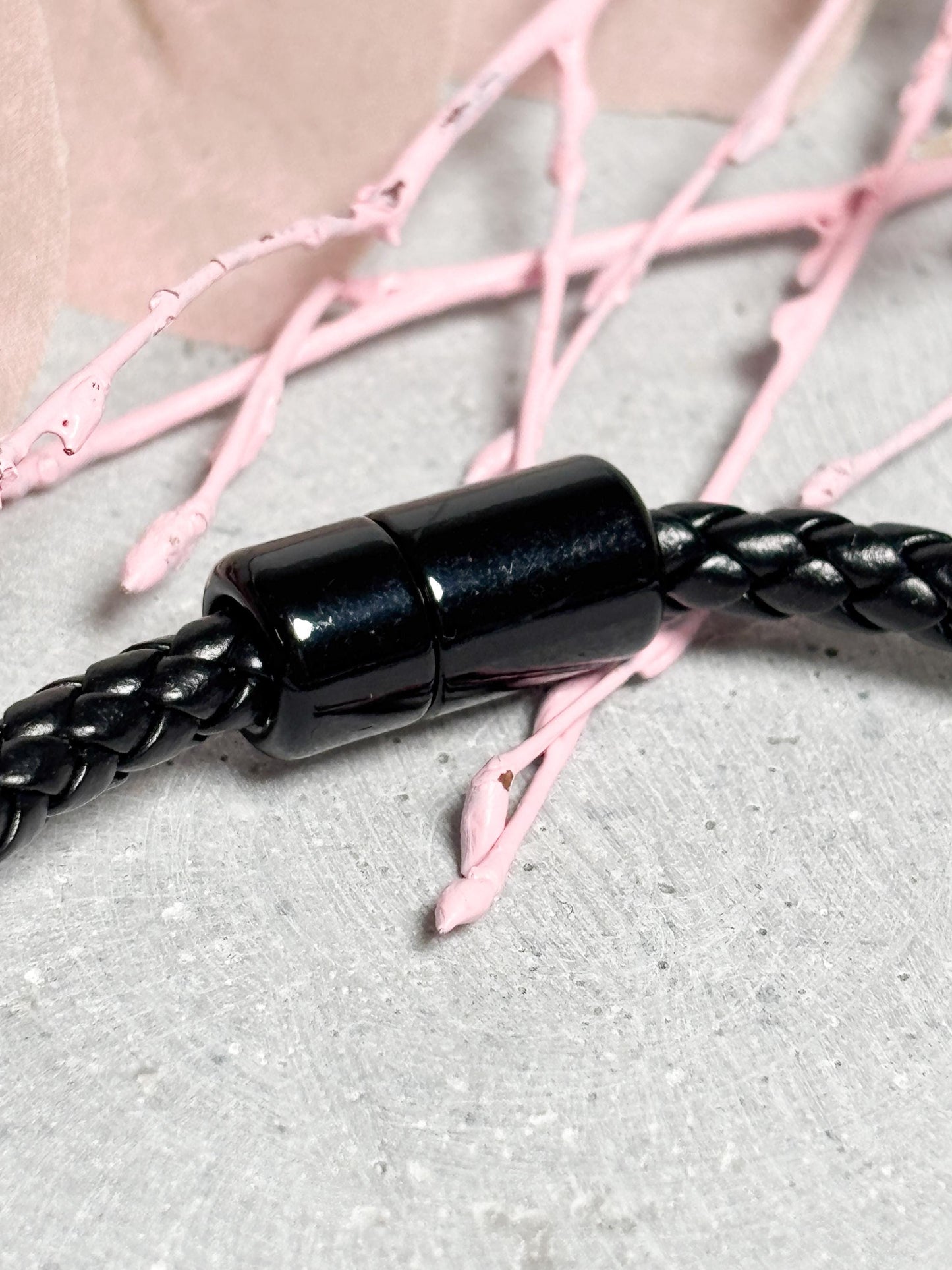 Lederarmband geflochten  mit 8 mm Lava und Magnesit Perlen, Magnetverschluss, Herren Armband, Naturstein Schmuck, Edelstein Armband