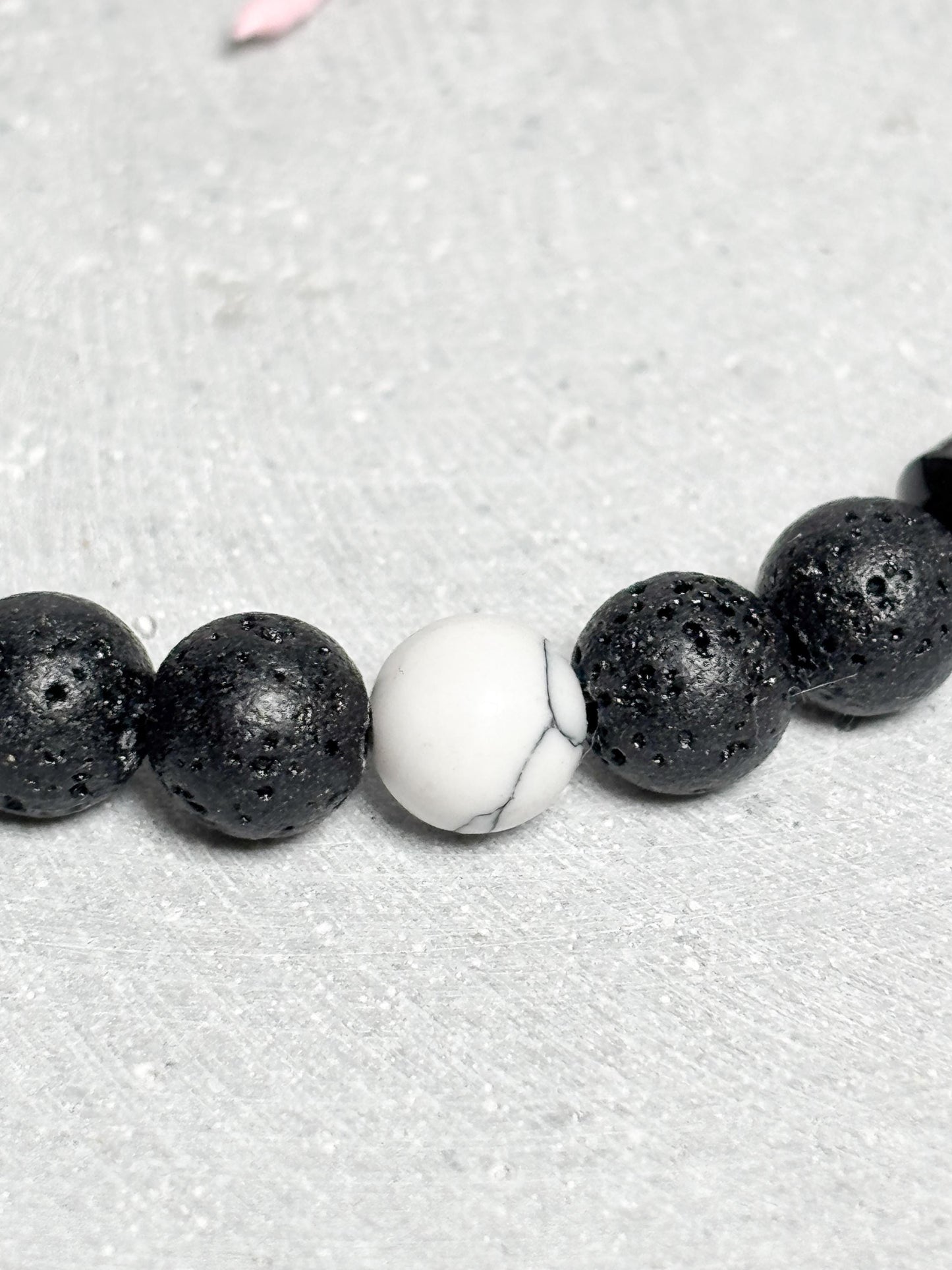 Lederarmband geflochten  mit 8 mm Lava und Magnesit Perlen, Magnetverschluss, Herren Armband, Naturstein Schmuck, Edelstein Armband