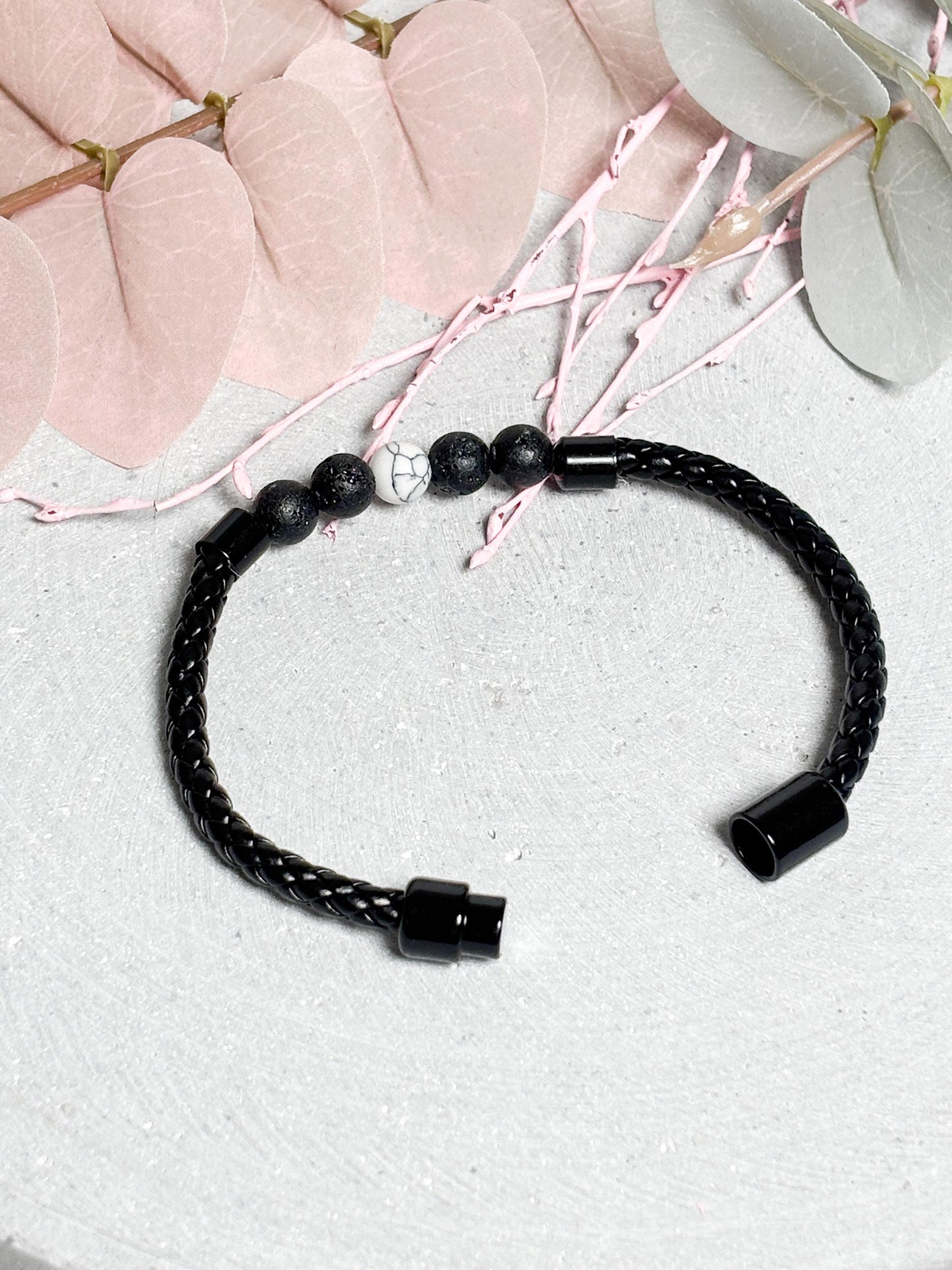 Lederarmband geflochten  mit 8 mm Lava und Magnesit Perlen, Magnetverschluss, Herren Armband, Naturstein Schmuck, Edelstein Armband