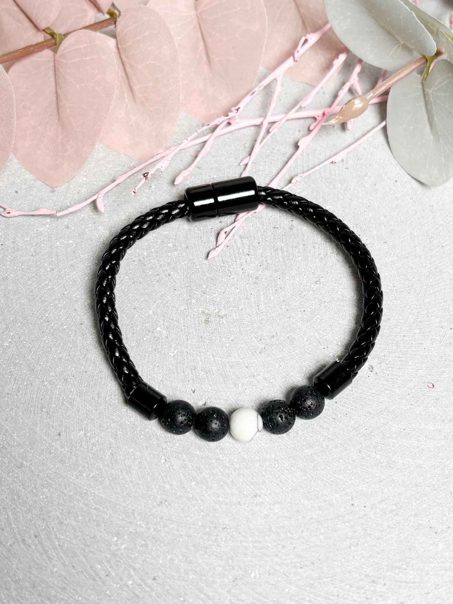 Lederarmband geflochten  mit 8 mm Lava und Magnesit Perlen, Magnetverschluss, Herren Armband, Naturstein Schmuck, Edelstein Armband