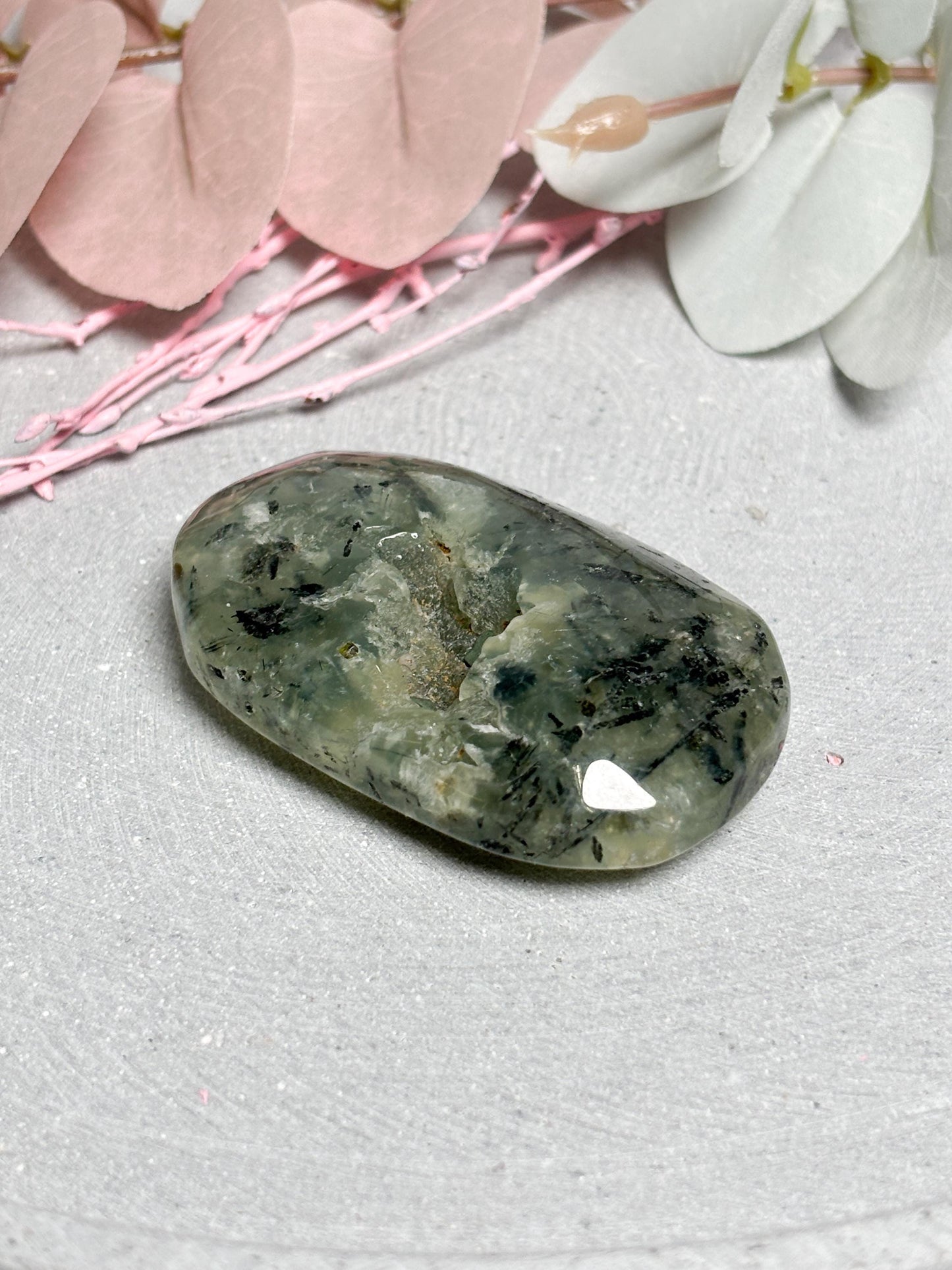 Prehnit Palmstone  6,2 cm Handschmeichler mit schöner Druse und Struktur, Edelstein Stein, Naturstein Deko, Healing Crystal Stone