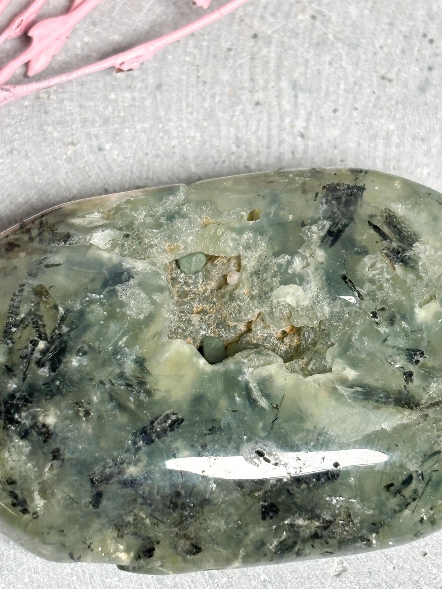 Prehnit Palmstone  6,2 cm Handschmeichler mit schöner Druse und Struktur, Edelstein Stein, Naturstein Deko, Healing Crystal Stone