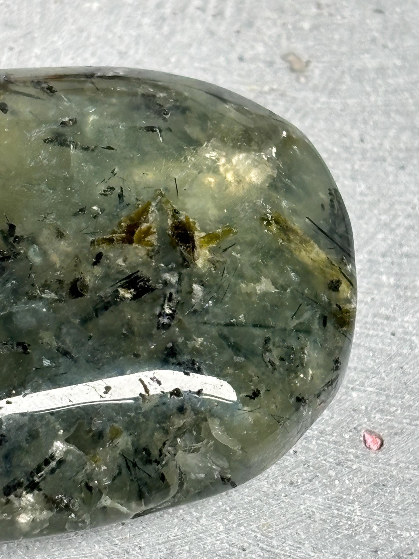 Prehnit Palmstone  6,2 cm Handschmeichler mit schöner Druse und Struktur, Edelstein Stein, Naturstein Deko, Healing Crystal Stone