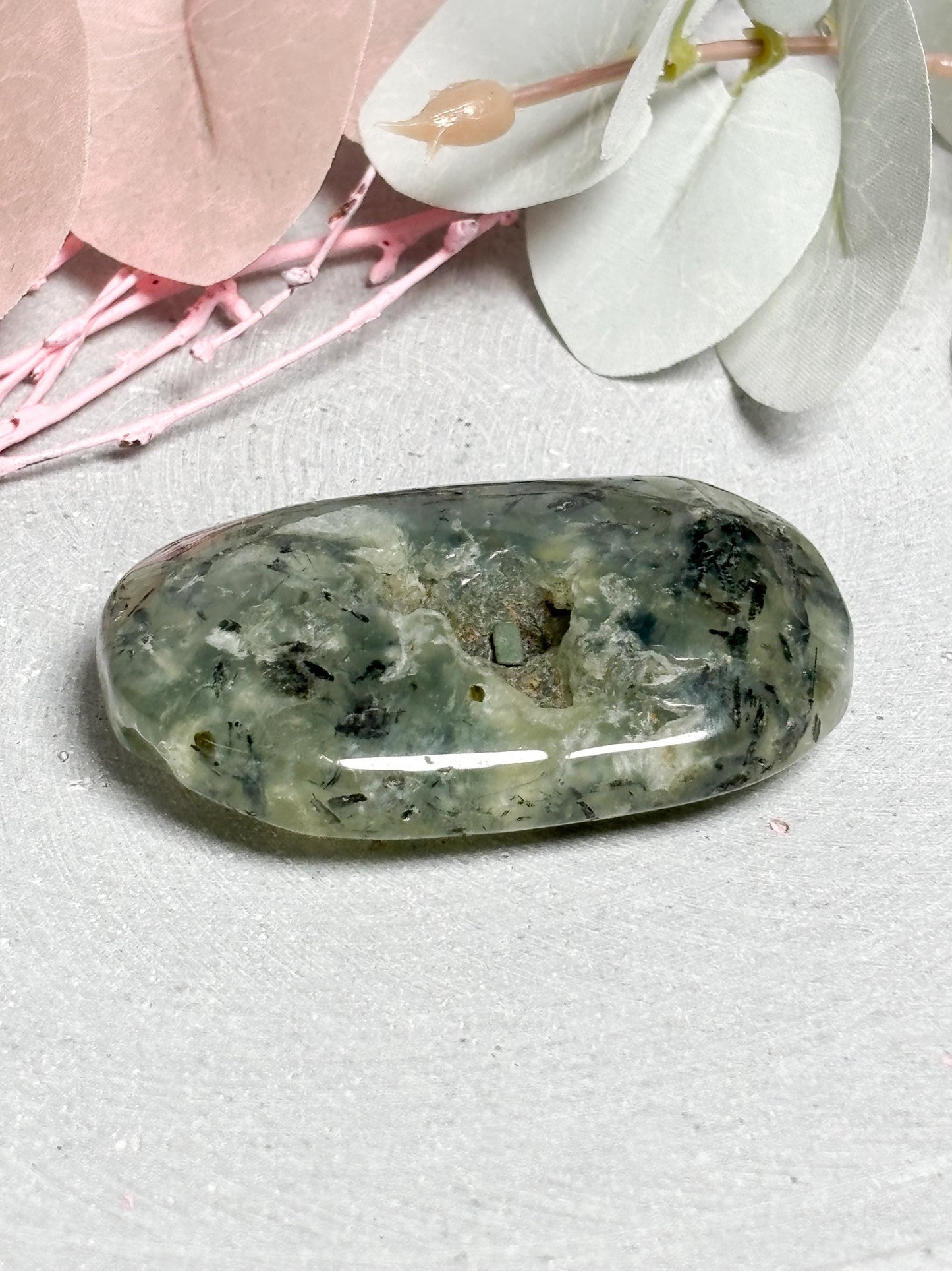 Prehnit Palmstone  6,2 cm Handschmeichler mit schöner Druse und Struktur, Edelstein Stein, Naturstein Deko, Healing Crystal Stone