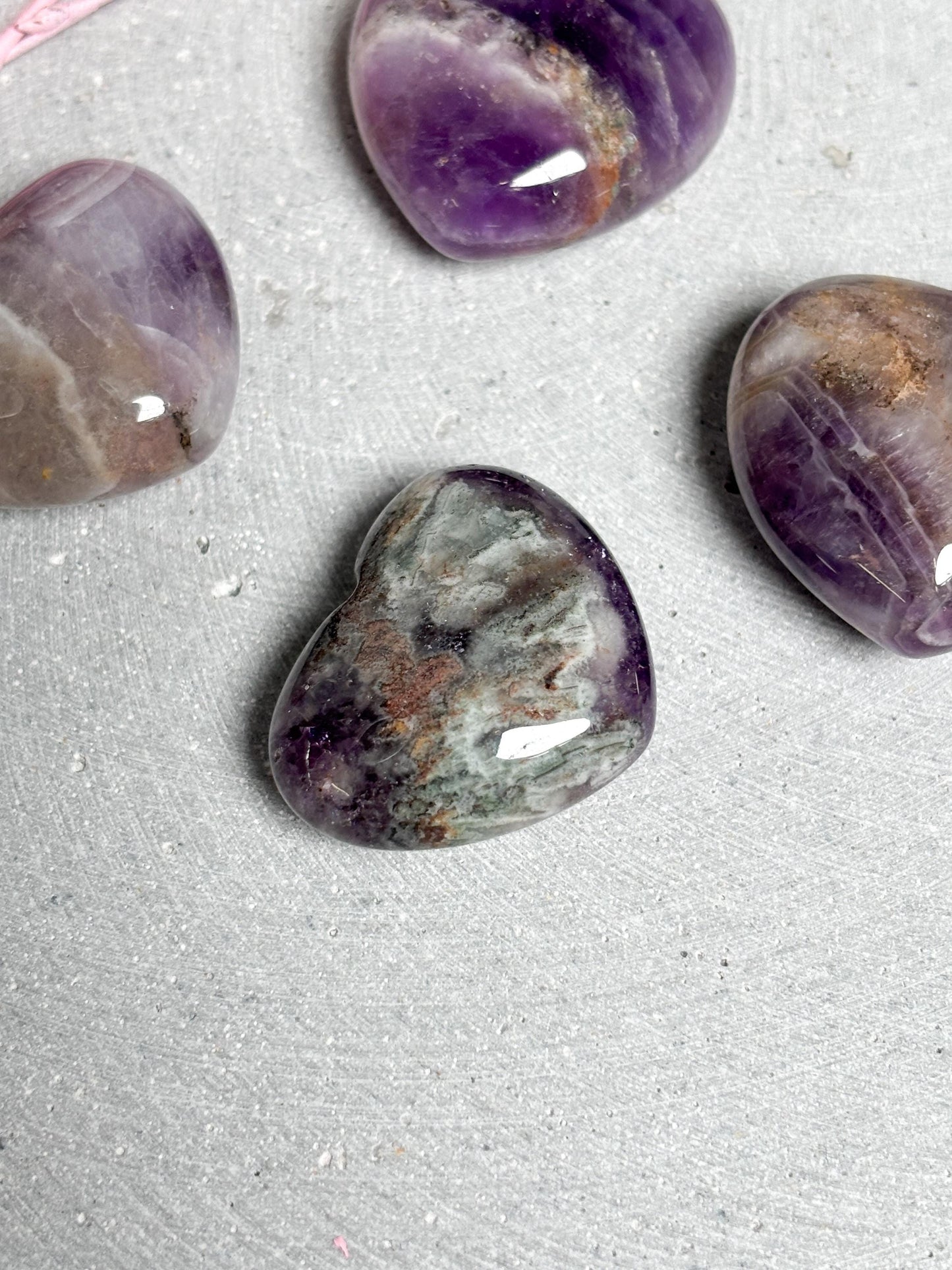 Amethyst Herz  kleines Edelstein Herz ca. 2,9 cm, unterschiedliche Maserung, Kristall Herzstein, Naturstein Deko, Healing Crystal Heart
