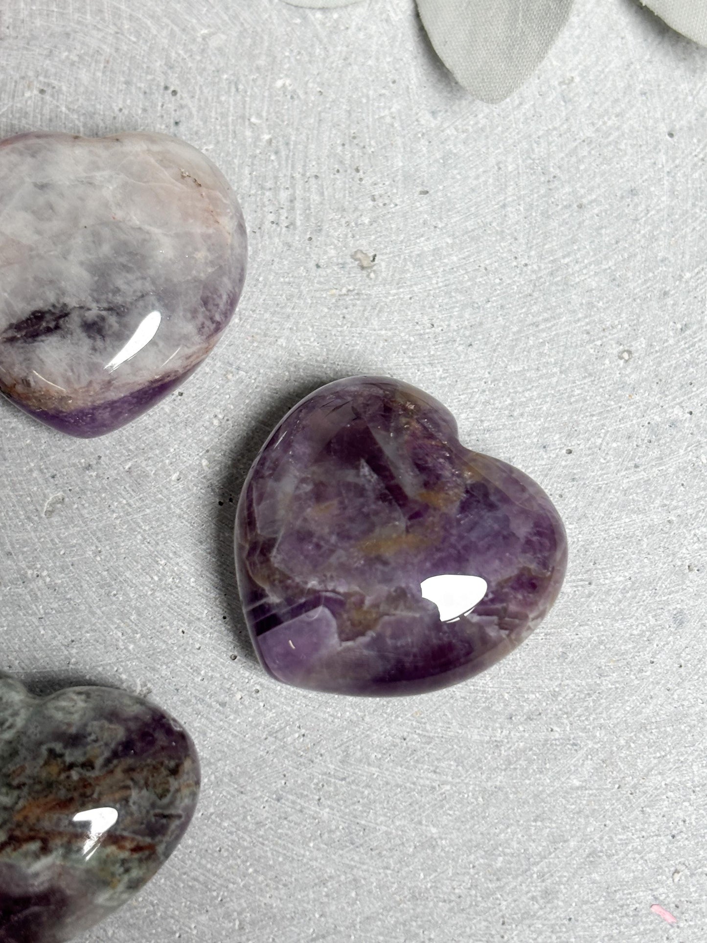 Amethyst Herz  kleines Edelstein Herz ca. 2,9 cm, unterschiedliche Maserung, Kristall Herzstein, Naturstein Deko, Healing Crystal Heart
