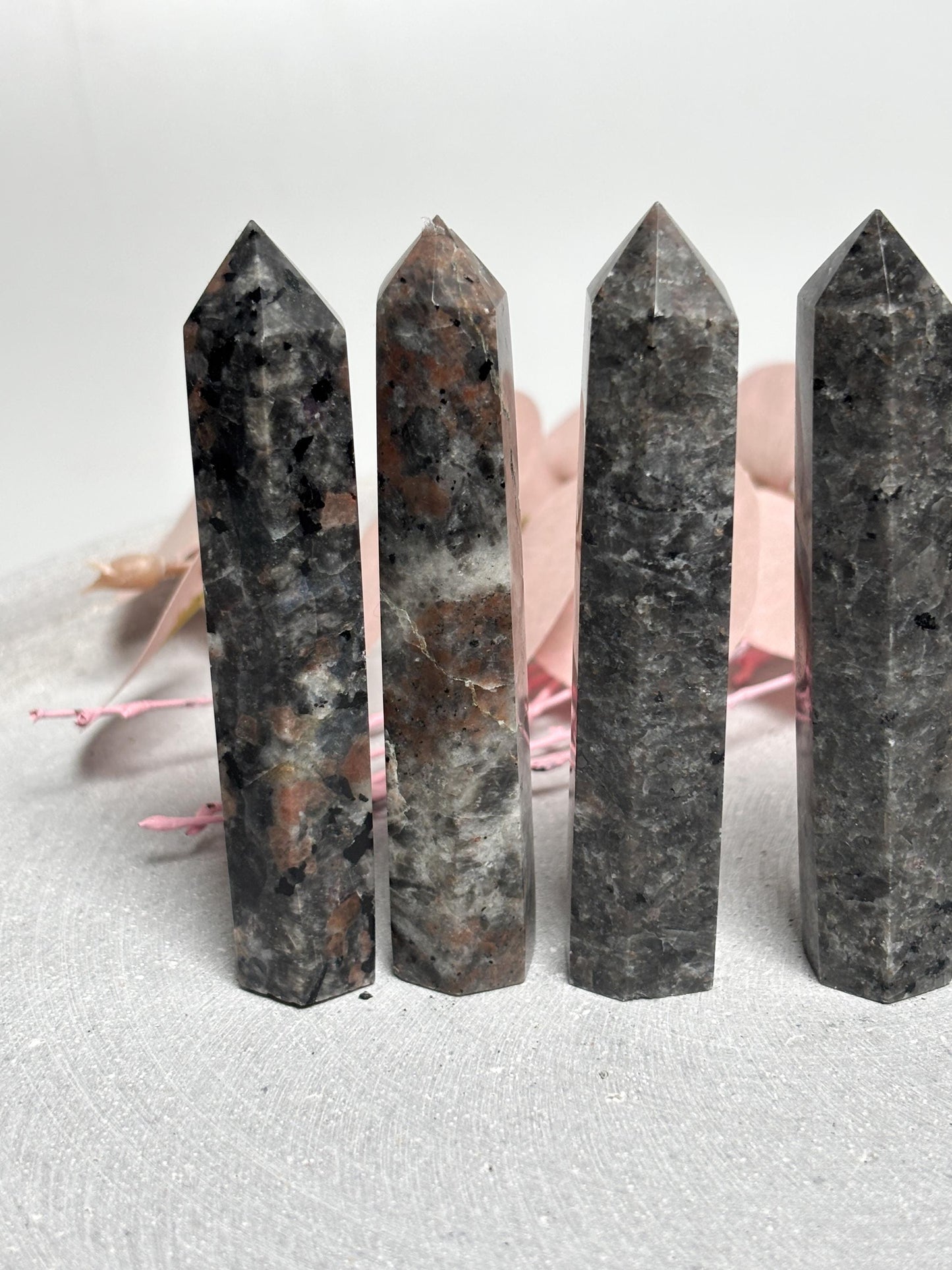 Yooperlite Turm ca. 8 x 1,8 cm  kleiner UV-aktiver Kristallturm, Yooperlite Fluoreszenz, Edelstein Turm, Naturstein Deko, Crystal Tower