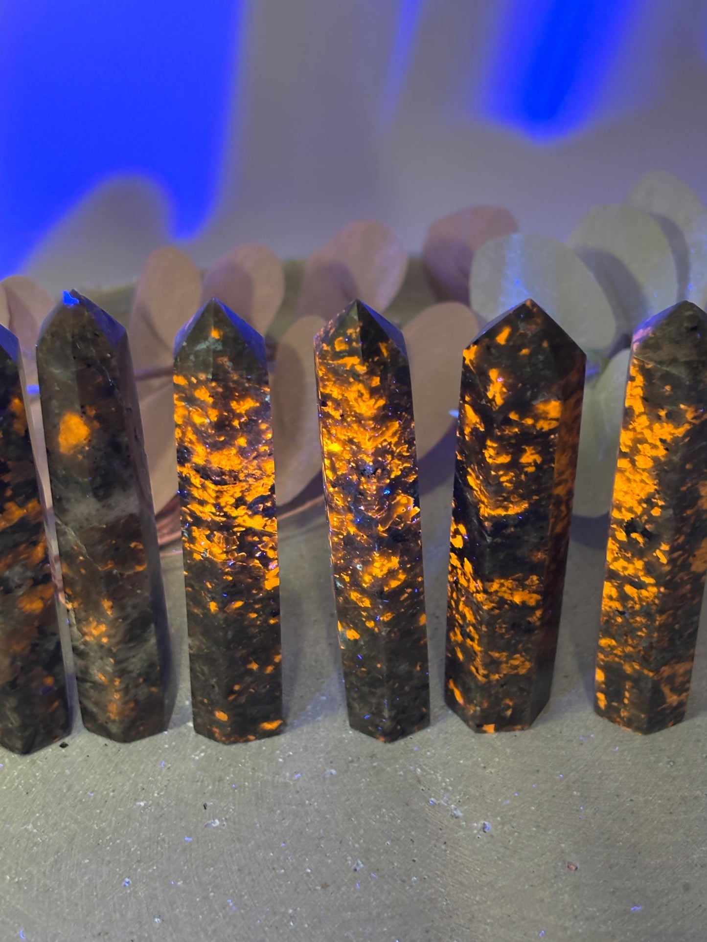 Yooperlite Turm ca. 8 x 1,8 cm  kleiner UV-aktiver Kristallturm, Yooperlite Fluoreszenz, Edelstein Turm, Naturstein Deko, Crystal Tower