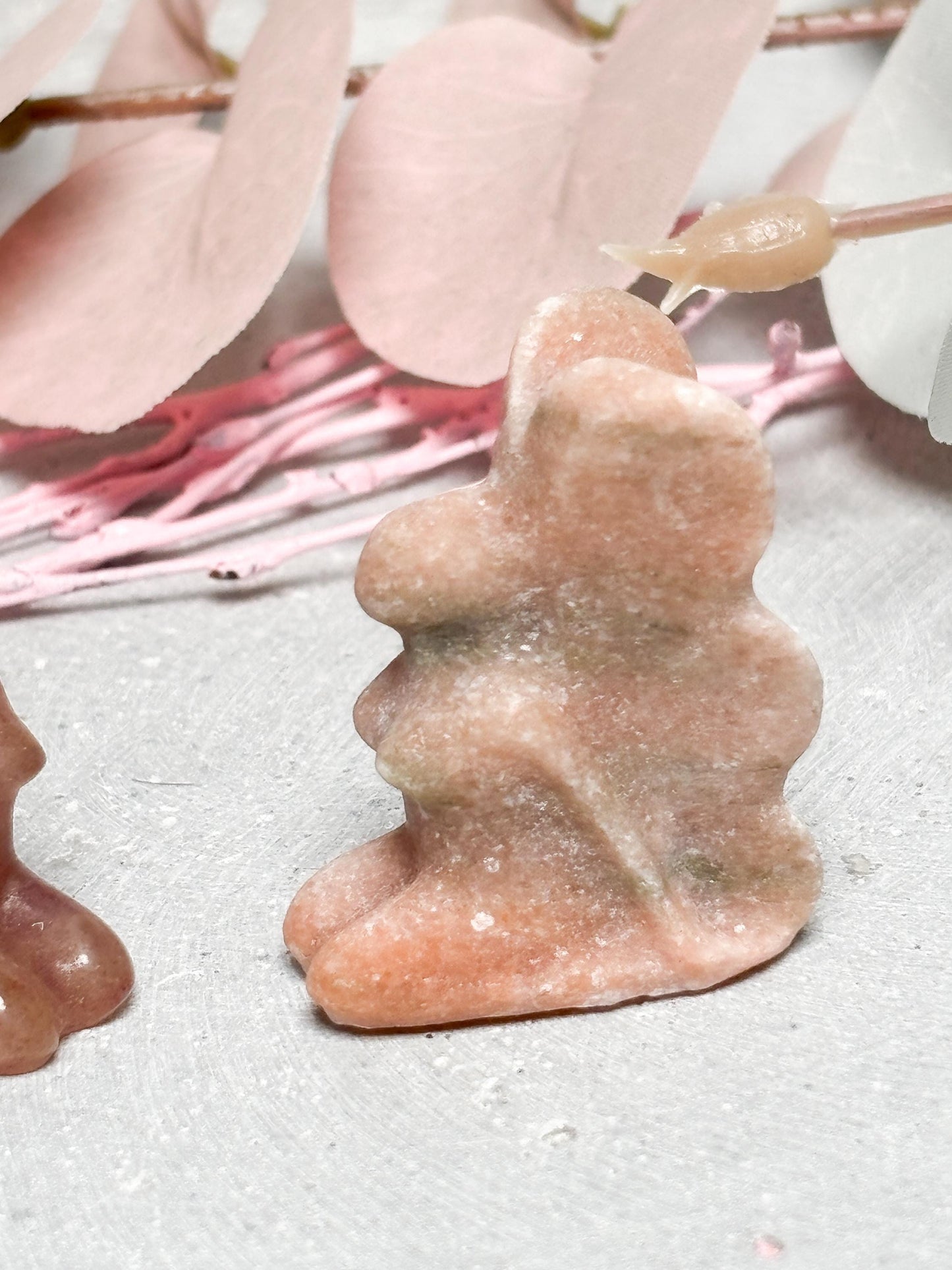 Feen Figur  kleine Kristall Fee aus Erdbeerquarz und Pink Amethyst, Edelstein Carving, Kristallfigur,  Healing Crystal Fairy
