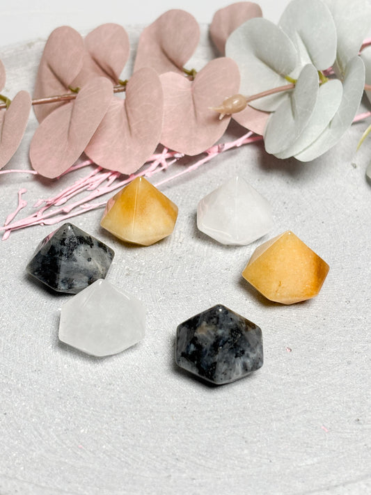 Kleine Kristalle in Diamantform aus Larvikit, golden Healer und Bergkristall 2,3x2,4 cm  Edelstein Deko Naturstein Kristall