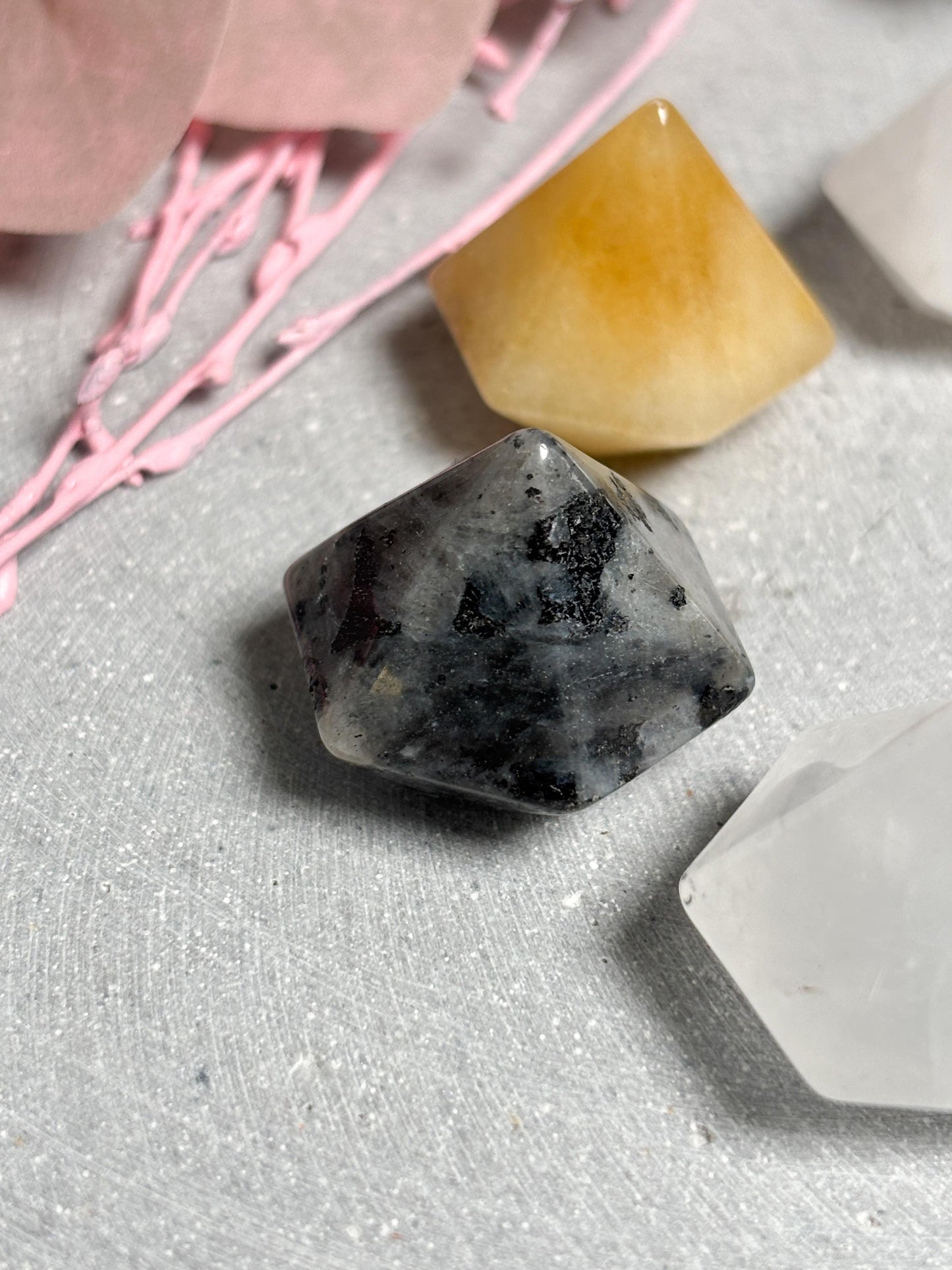 Kleine Kristalle in Diamantform aus Larvikit, golden Healer und Bergkristall 2,3x2,4 cm  Edelstein Deko Naturstein Kristall