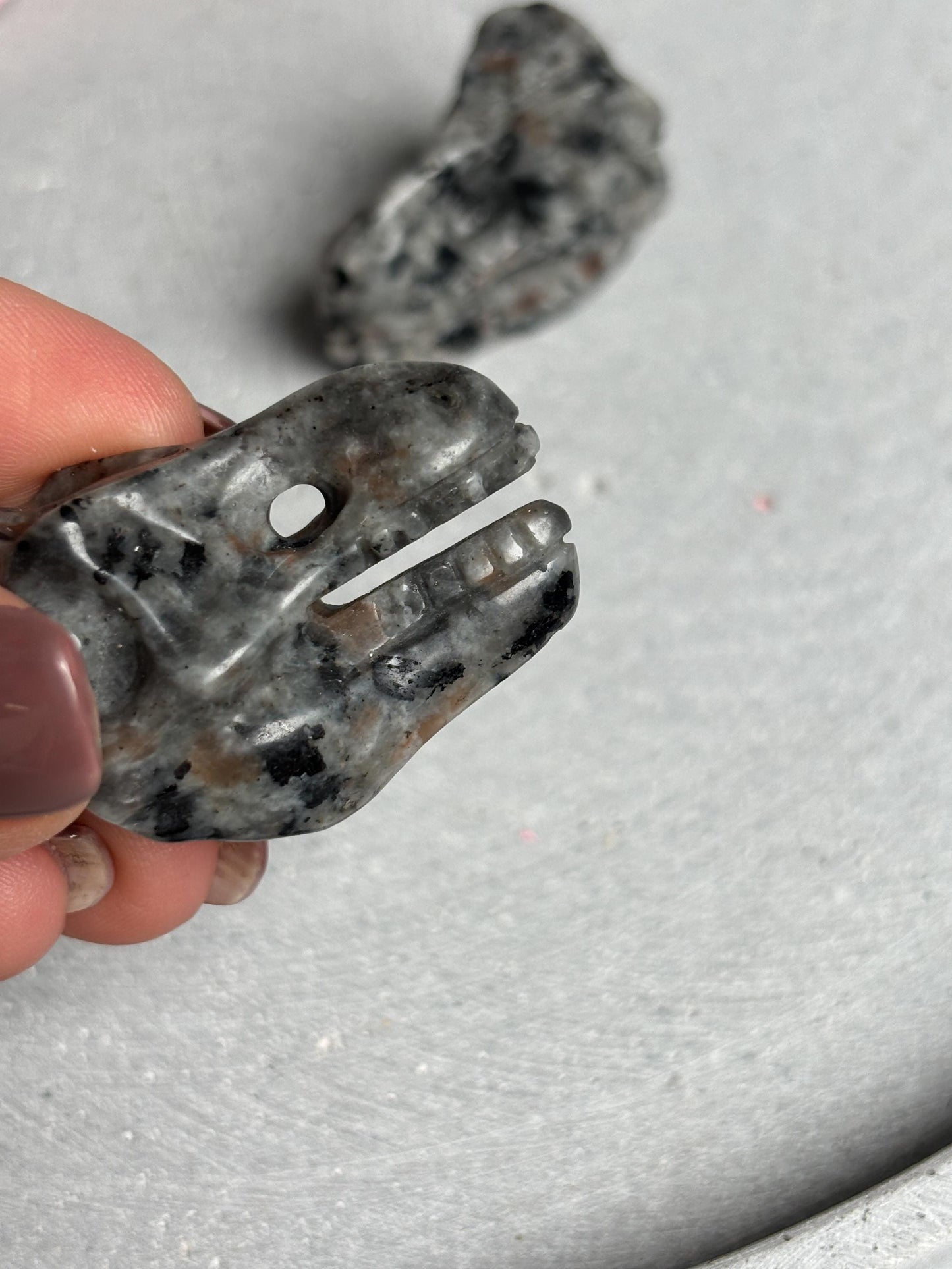 Yooperlite Dinosaurierkopf ca. 3,3 cm  UV-aktiver Kristallkopf, kleine Edelstein Figur, Naturstein Deko, Crystal Carving