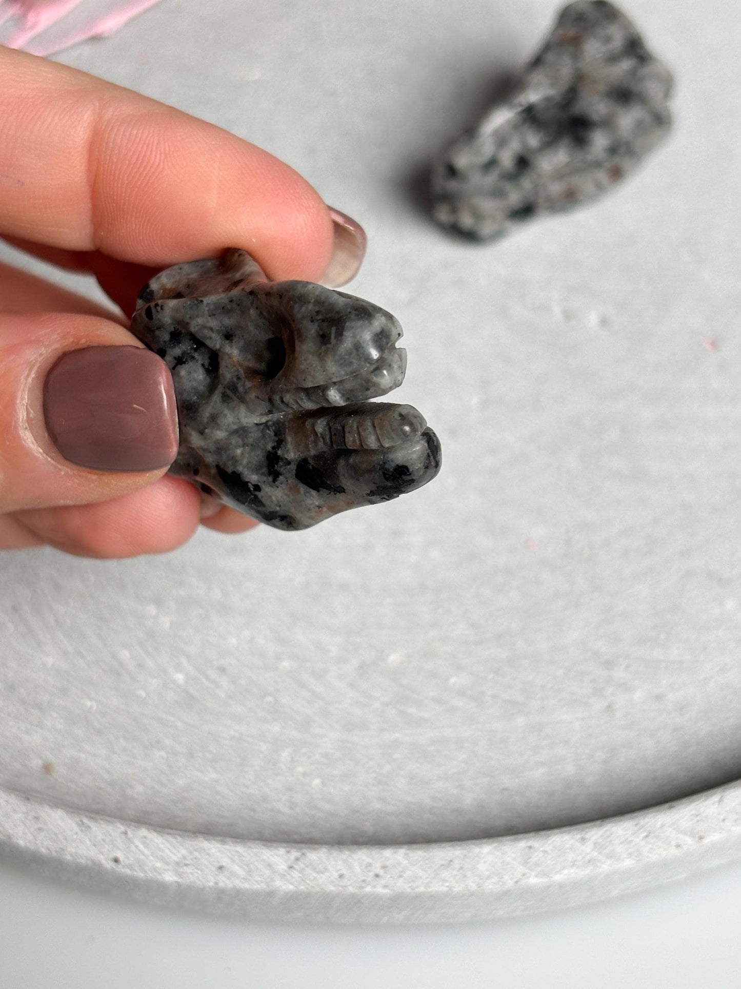 Yooperlite Dinosaurierkopf ca. 3,3 cm  UV-aktiver Kristallkopf, kleine Edelstein Figur, Naturstein Deko, Crystal Carving