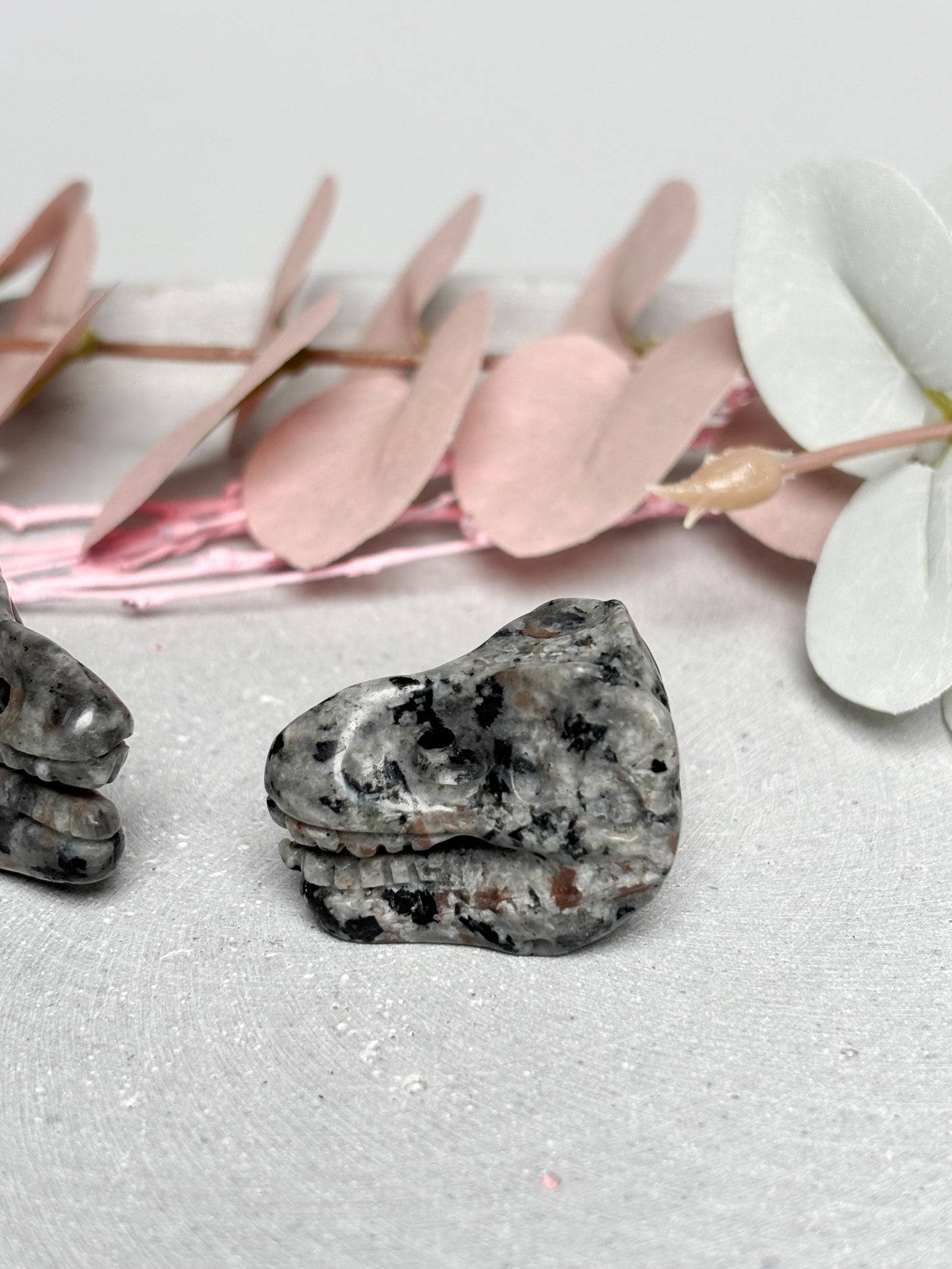 Yooperlite Dinosaurierkopf ca. 3,3 cm  UV-aktiver Kristallkopf, kleine Edelstein Figur, Naturstein Deko, Crystal Carving