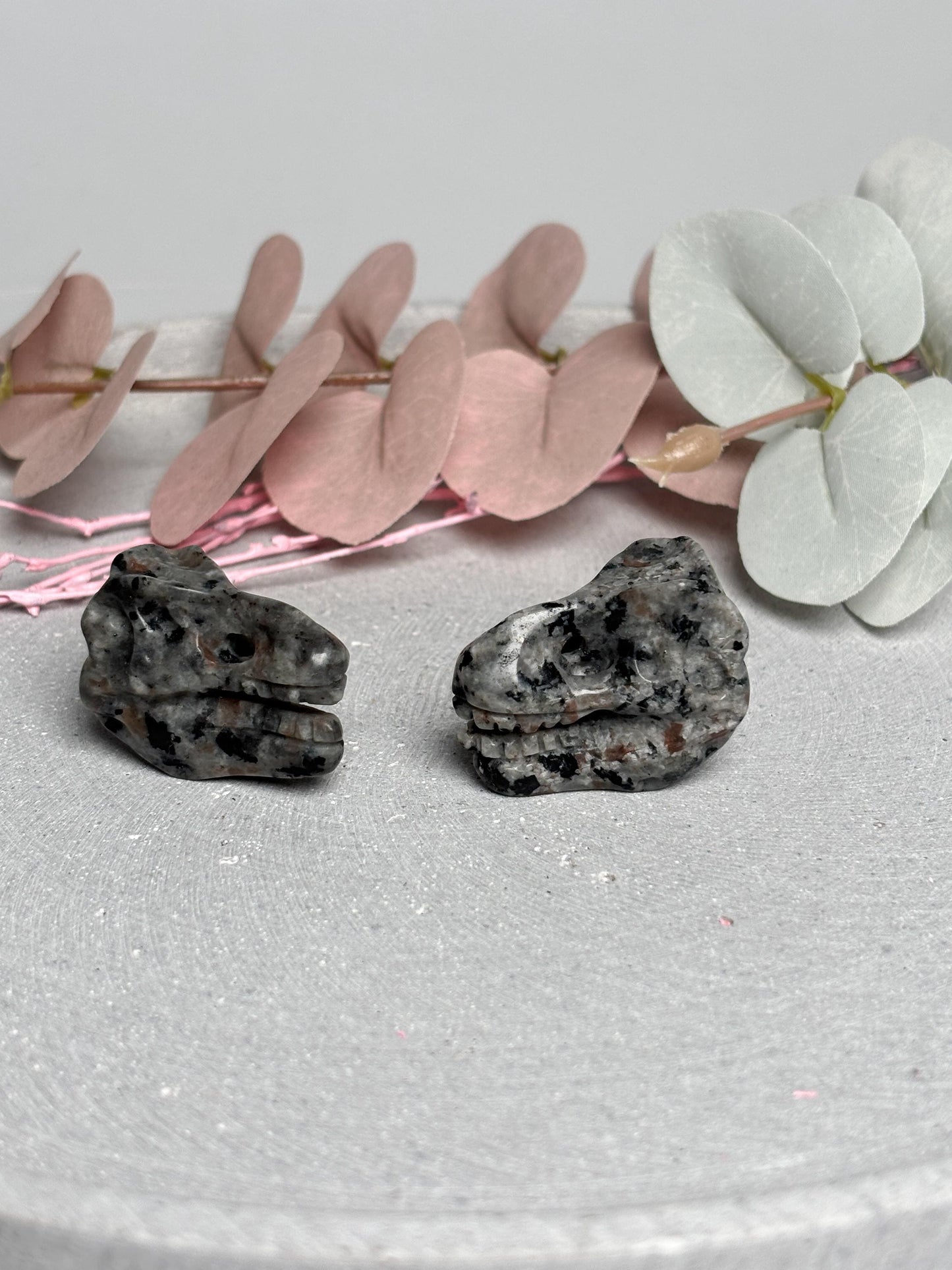 Yooperlite Dinosaurierkopf ca. 3,3 cm  UV-aktiver Kristallkopf, kleine Edelstein Figur, Naturstein Deko, Crystal Carving