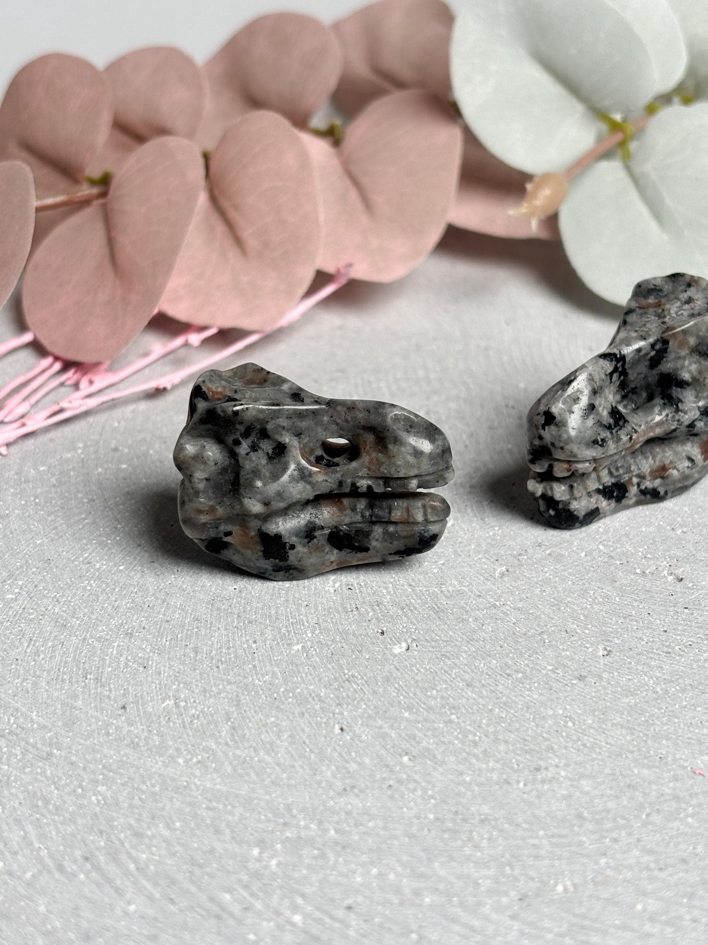 Yooperlite Dinosaurierkopf ca. 3,3 cm  UV-aktiver Kristallkopf, kleine Edelstein Figur, Naturstein Deko, Crystal Carving