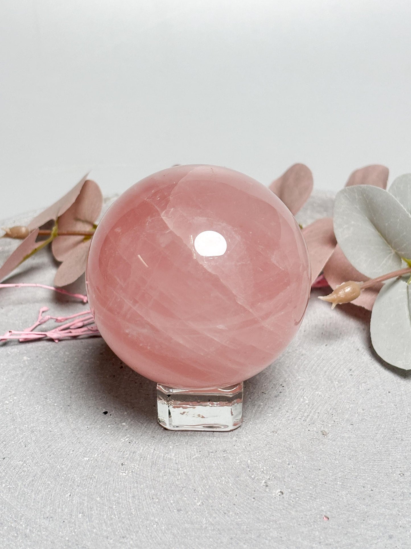 Rosenquarz Kugel ca. 6,3 cm 358 g  Kristallkugel mit Schimmer und kleinen Regenbögen, Edelstein Kugel, Naturstein Sphere