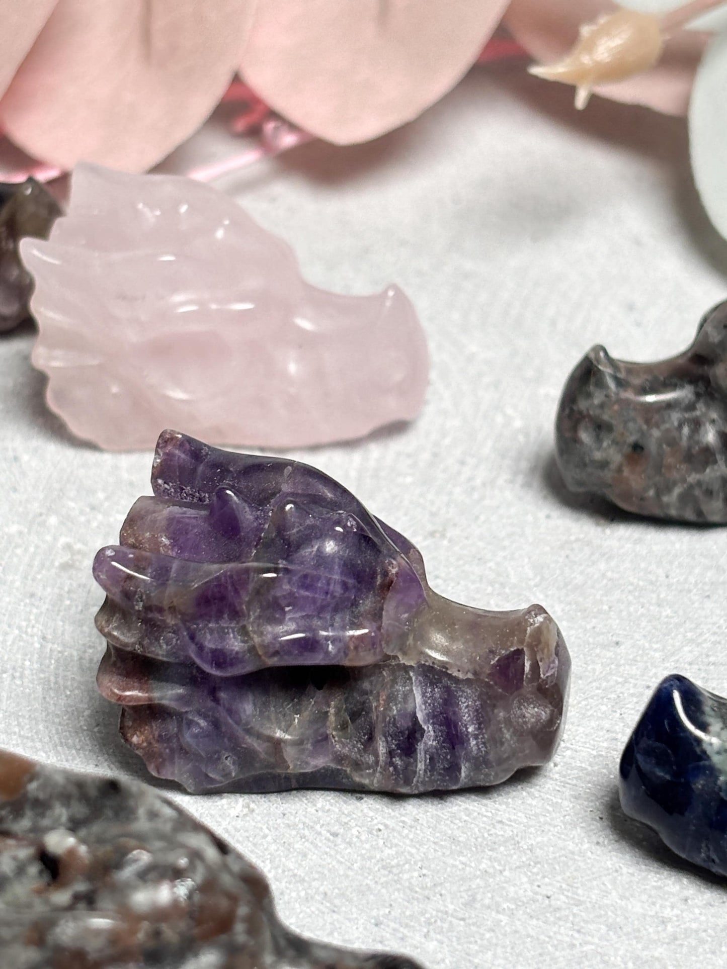 Drachenkopf Carving ca. 3,3 cm  kleine Kristallfigur in Yooperlite, Sodalit, Rosenquarz, Amethyst oder Aventurin, Crystal Dragon Head