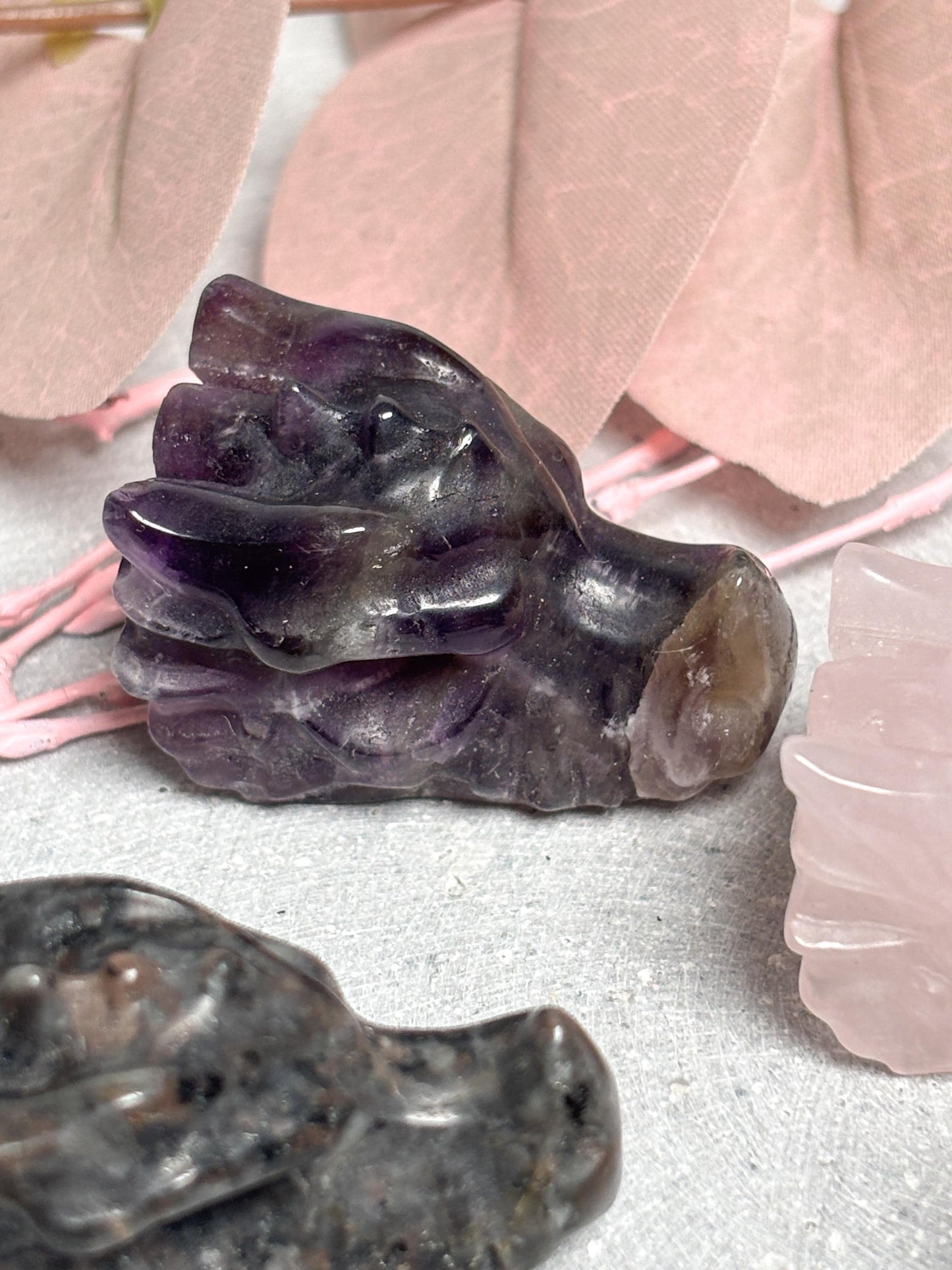 Drachenkopf Carving ca. 3,3 cm  kleine Kristallfigur in Yooperlite, Sodalit, Rosenquarz, Amethyst oder Aventurin, Crystal Dragon Head