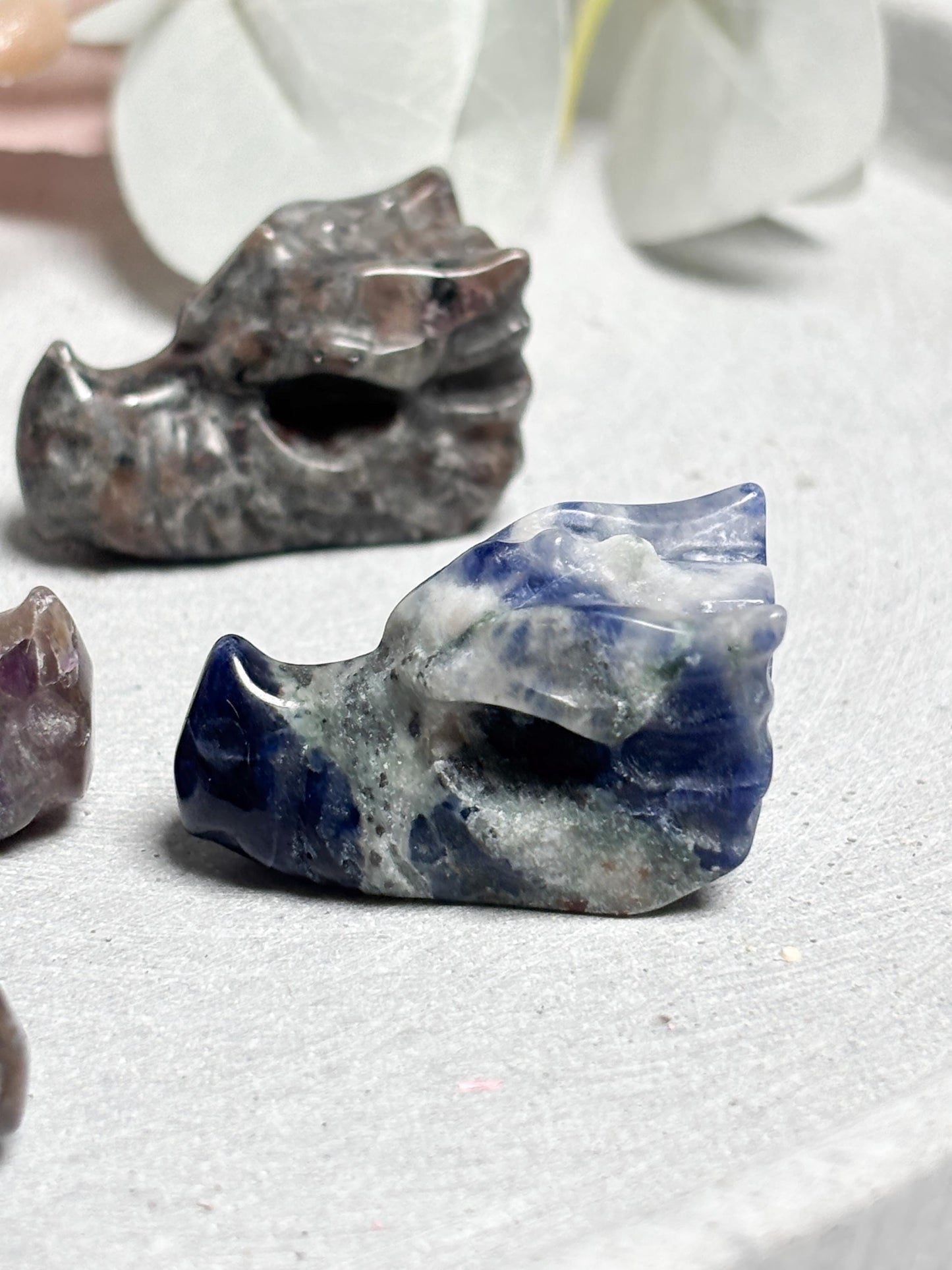 Drachenkopf Carving ca. 3,3 cm  kleine Kristallfigur in Yooperlite, Sodalit, Rosenquarz, Amethyst oder Aventurin, Crystal Dragon Head