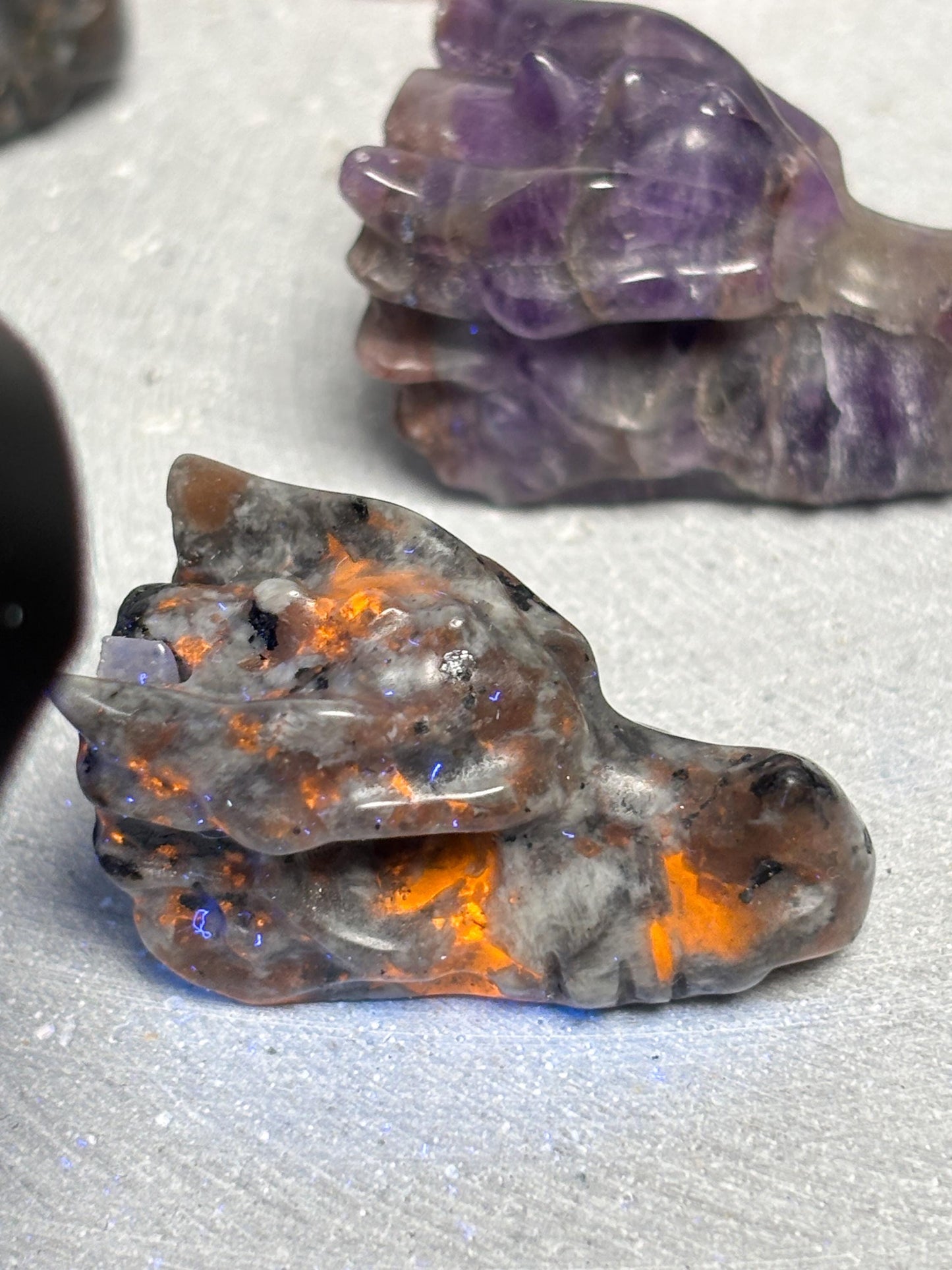 Drachenkopf Carving ca. 3,3 cm  kleine Kristallfigur in Yooperlite, Sodalit, Rosenquarz, Amethyst oder Aventurin, Crystal Dragon Head