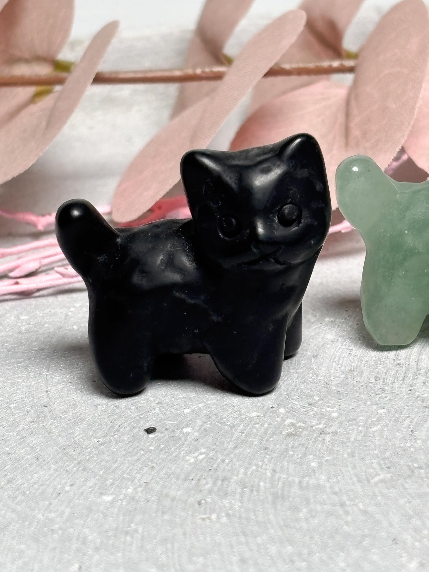 Katzen Carving ca. 3,4 cm  kleine Katzenfigur in Obsidian, grünem Aventurin oder lila Katzenauge, Kristallfigur, Crystal Cat