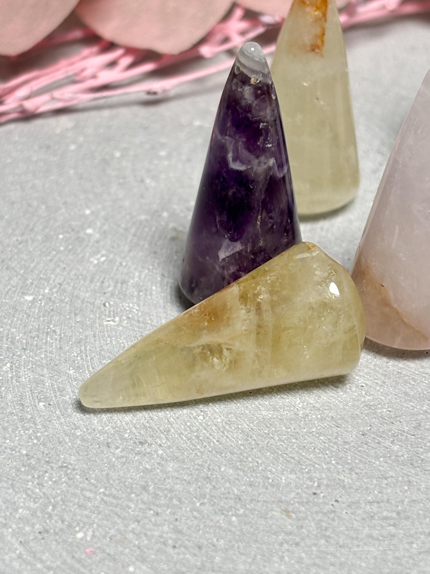 Kleine Kristallkegel aus Amethyst, Citrin & Rosenquarz  ca. 3,8 x 1,7 cm, Edelstein Kegel, Healing Crystal Cone, Meditation Kristalle