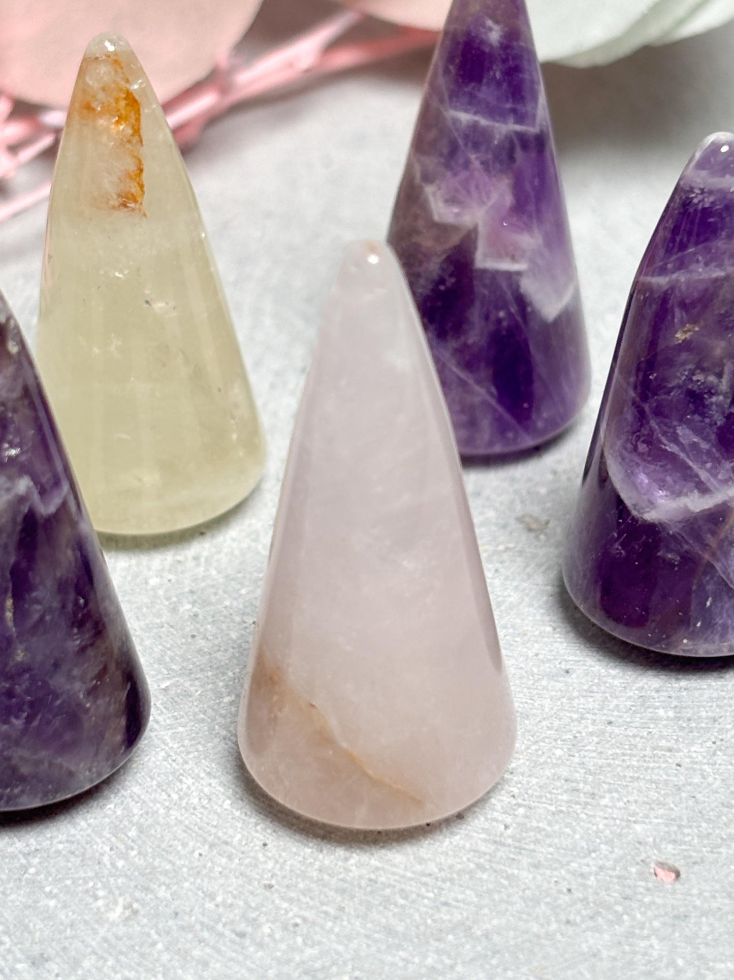 Kleine Kristallkegel aus Amethyst, Citrin & Rosenquarz  ca. 3,8 x 1,7 cm, Edelstein Kegel, Healing Crystal Cone, Meditation Kristalle