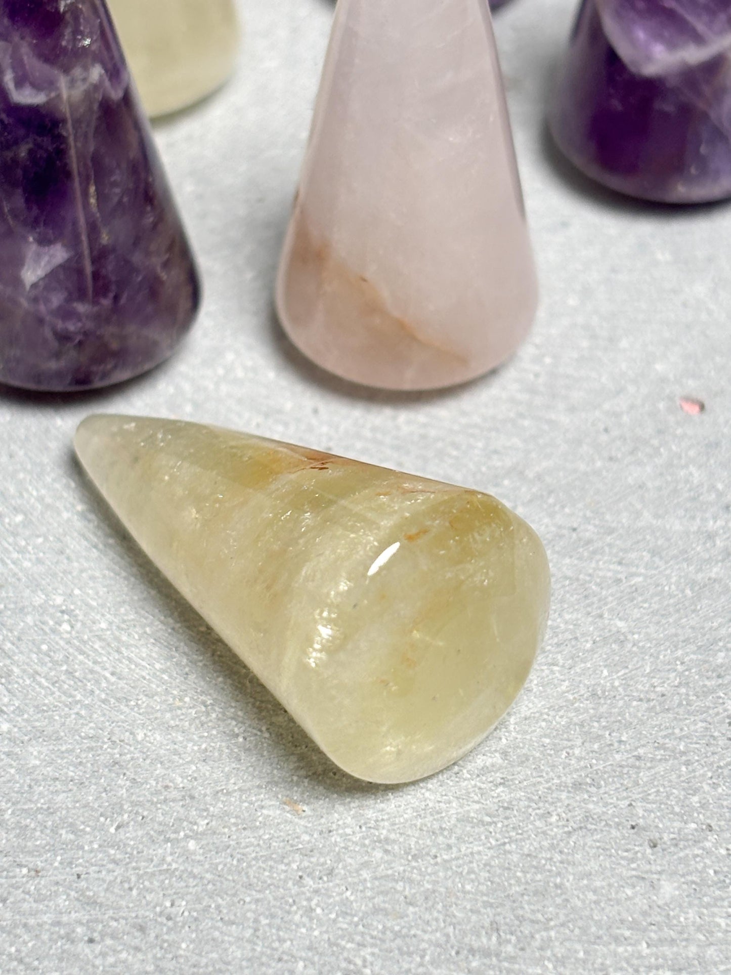 Kleine Kristallkegel aus Amethyst, Citrin & Rosenquarz  ca. 3,8 x 1,7 cm, Edelstein Kegel, Healing Crystal Cone, Meditation Kristalle