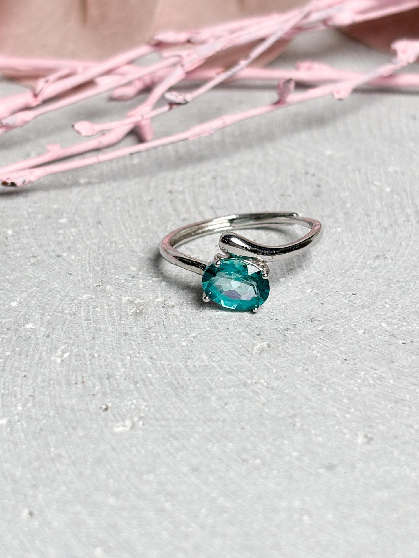 Edelstahlring mit ovalem Apatitstein  größenverstellbarer Ring  türkisblauer Kristallring  Edelstahl Schmuck