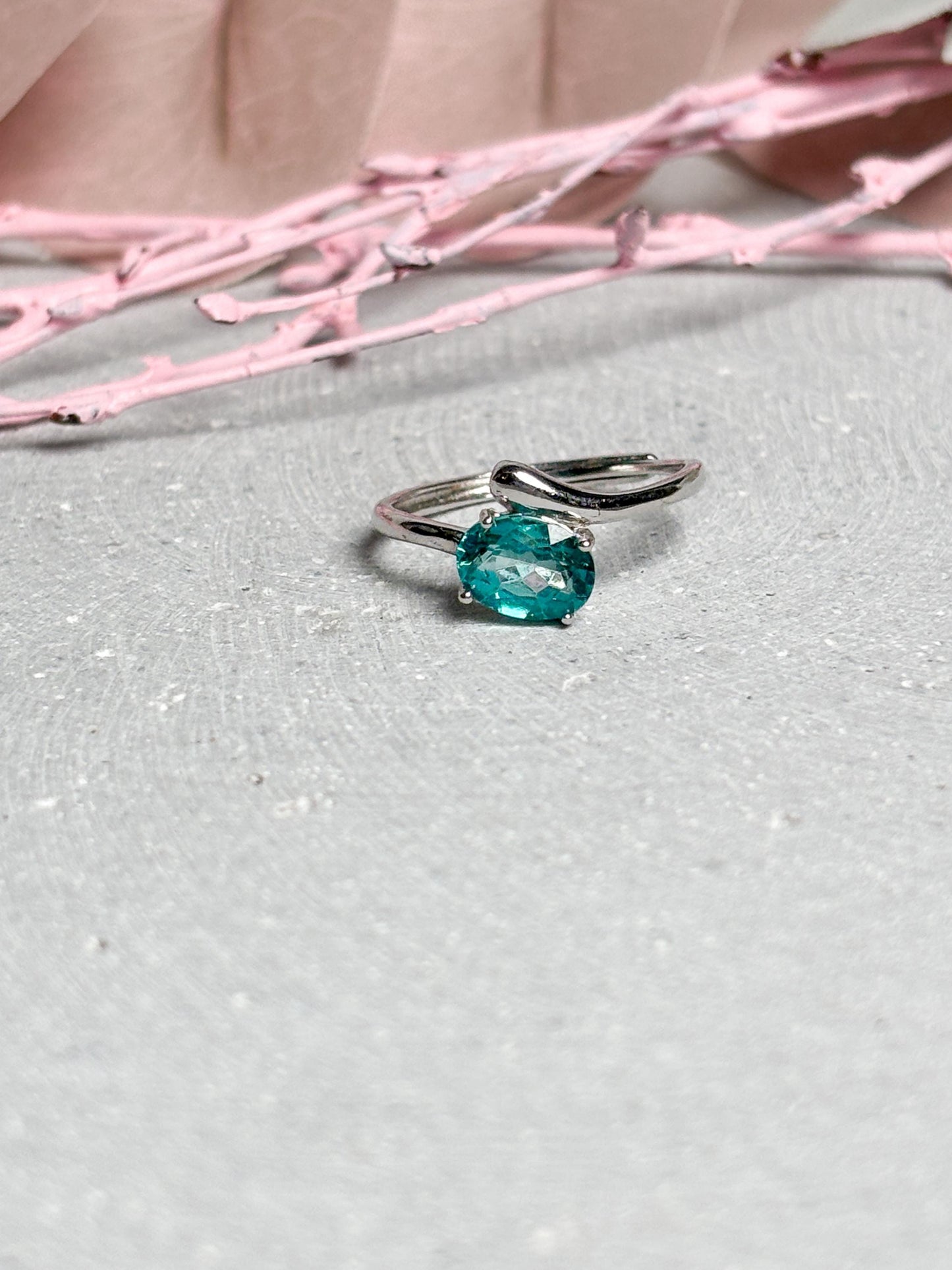 Edelstahlring mit ovalem Apatitstein  größenverstellbarer Ring  türkisblauer Kristallring  Edelstahl Schmuck