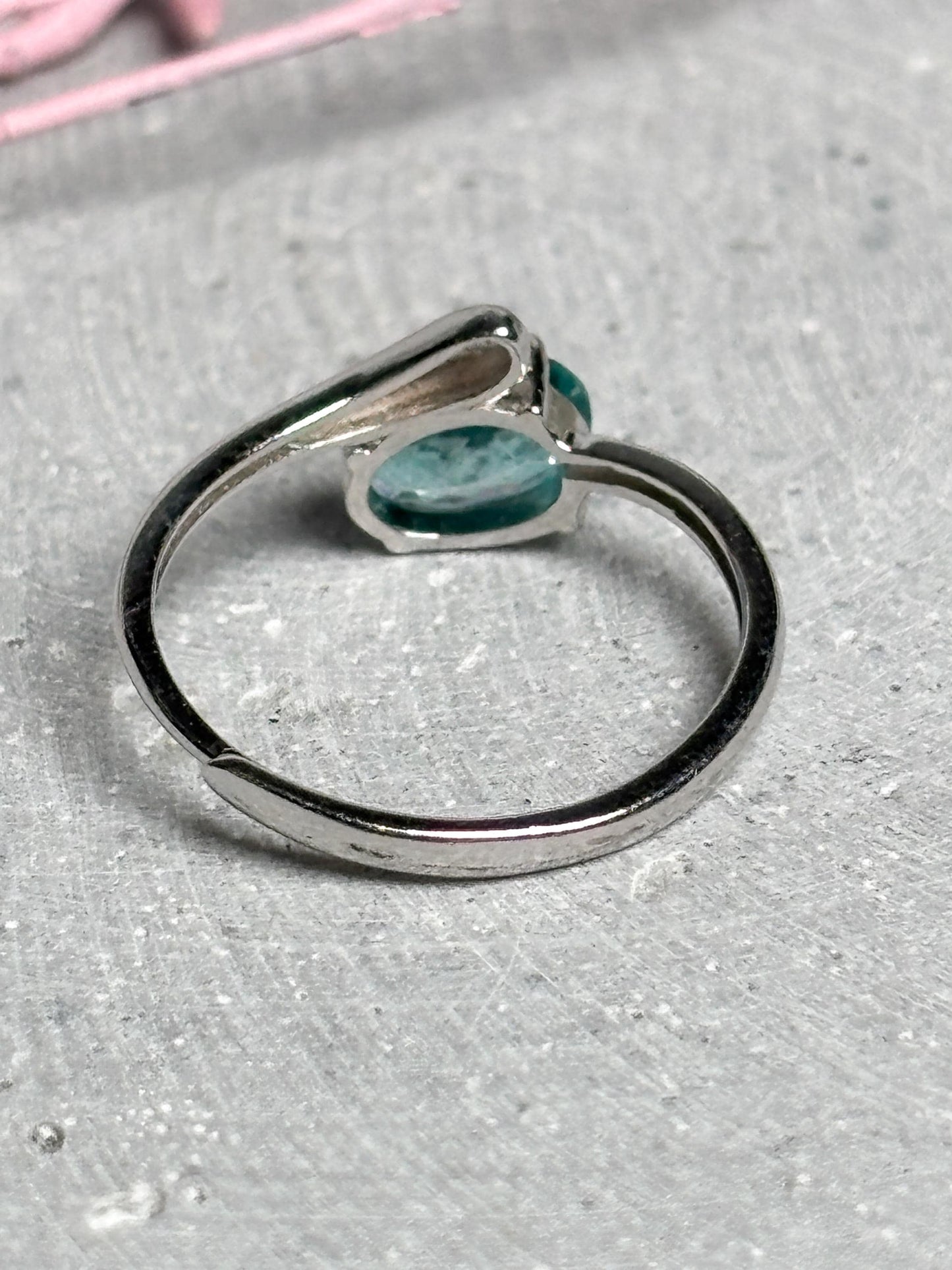 Edelstahlring mit ovalem Apatitstein  größenverstellbarer Ring  türkisblauer Kristallring  Edelstahl Schmuck