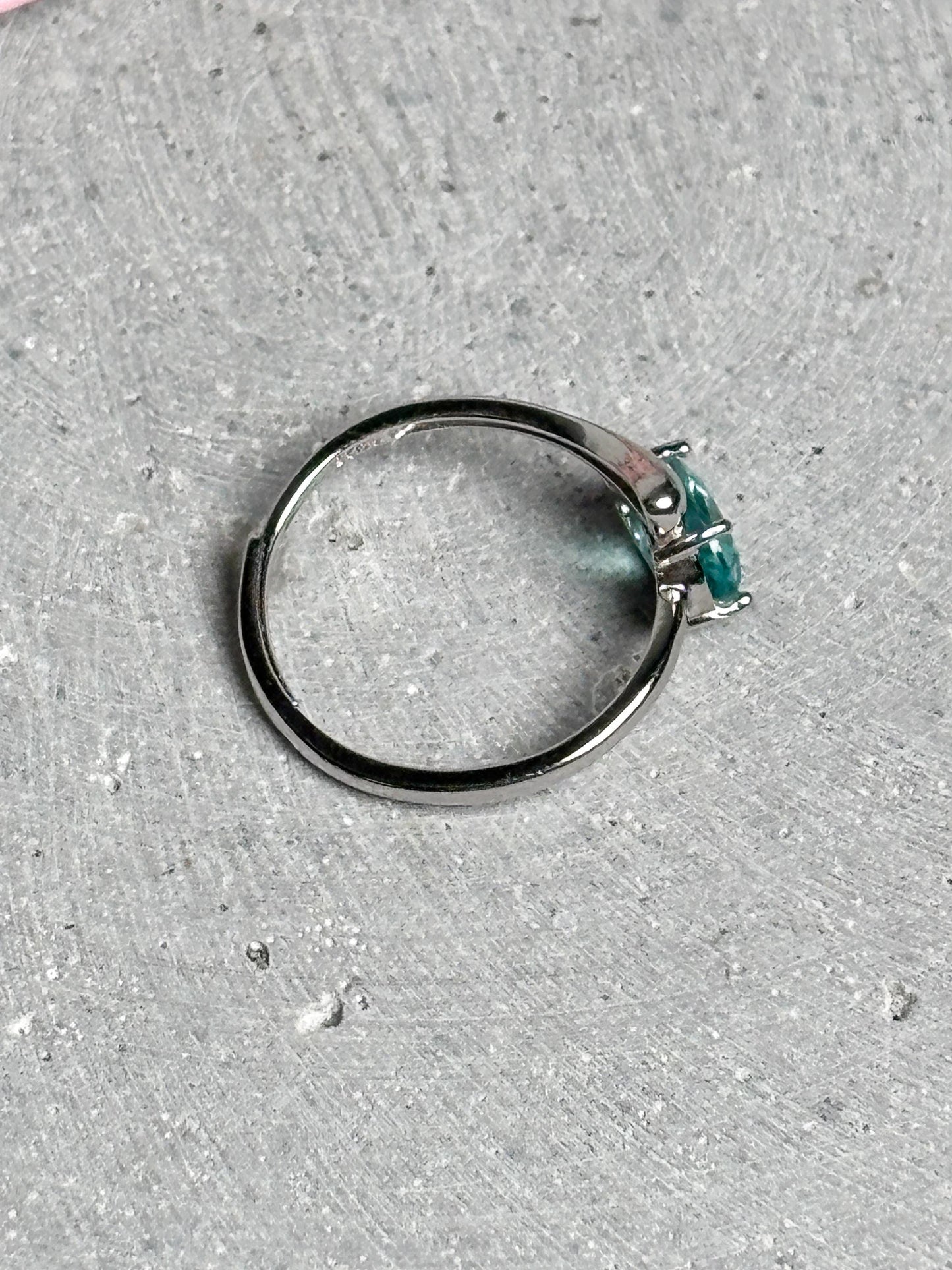 Edelstahlring mit ovalem Apatitstein  größenverstellbarer Ring  türkisblauer Kristallring  Edelstahl Schmuck