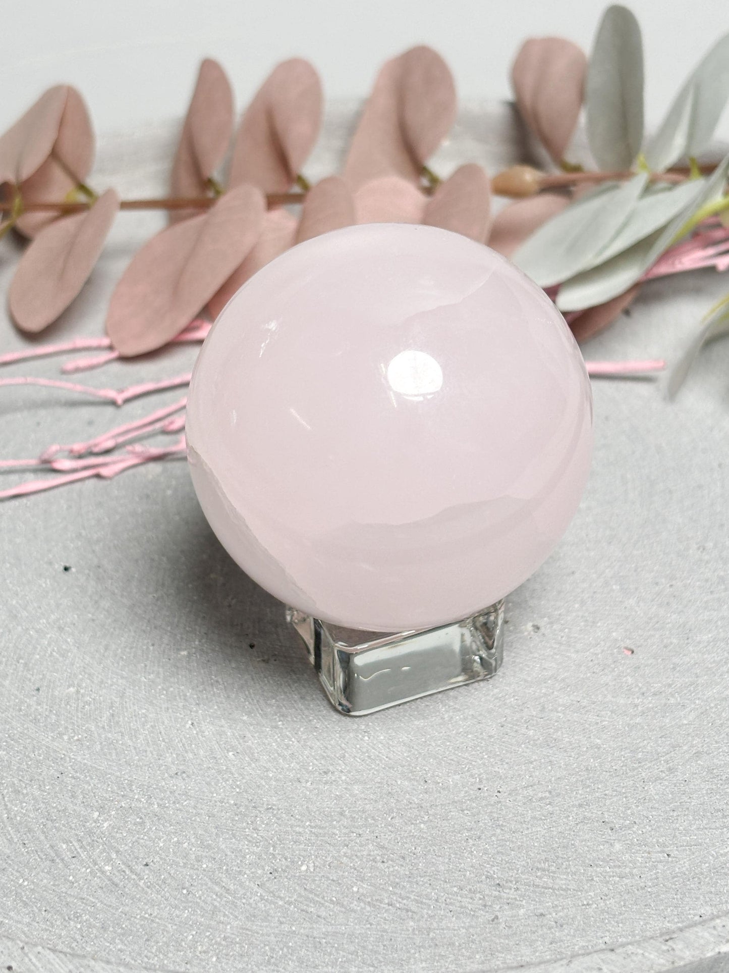 Pink Calcit Kugel 5,8cm  UV-reaktive Kristallkugel  fluoreszierender Calcit  runde Deko Kugel aus Naturstein