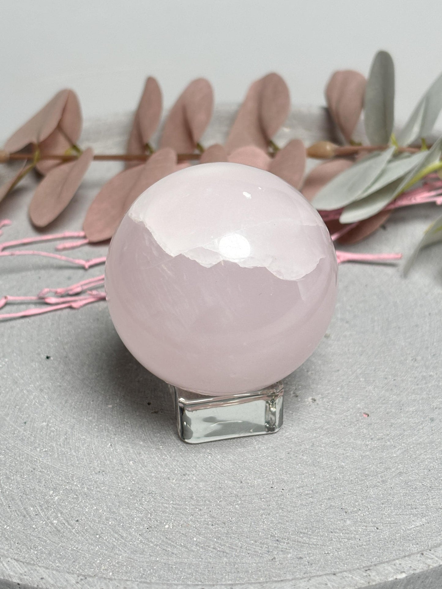 Pink Calcit Kugel 5,8cm  UV-reaktive Kristallkugel  fluoreszierender Calcit  runde Deko Kugel aus Naturstein