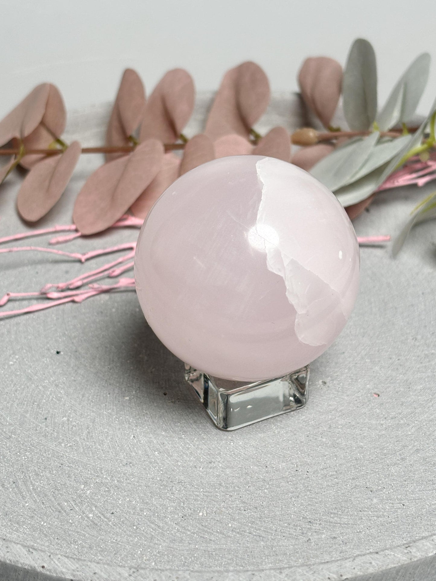 Pink Calcit Kugel 5,8cm  UV-reaktive Kristallkugel  fluoreszierender Calcit  runde Deko Kugel aus Naturstein