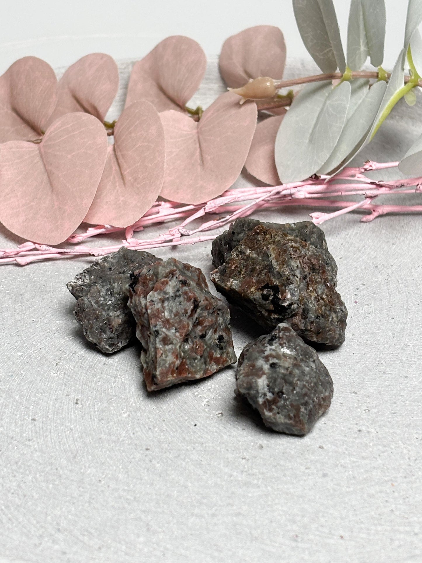 Yooperlite Rohsteine ca. 3 cm  UV reaktive Steine  Yooperlite Stück  fluoreszierender Naturstein  Deko Rohstein