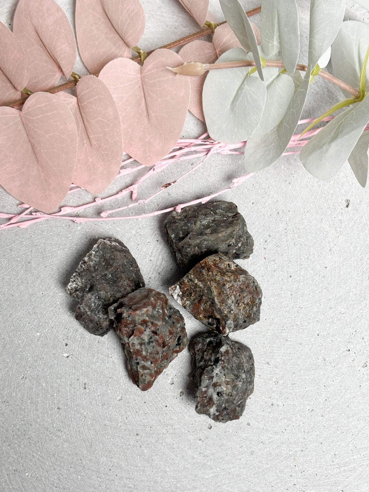 Yooperlite Rohsteine ca. 3 cm  UV reaktive Steine  Yooperlite Stück  fluoreszierender Naturstein  Deko Rohstein