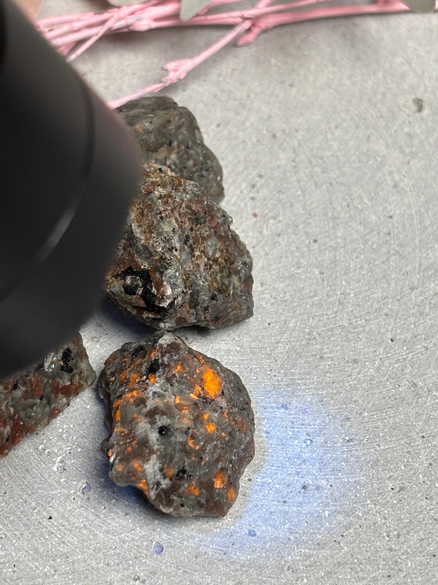 Yooperlite Rohsteine ca. 3 cm  UV reaktive Steine  Yooperlite Stück  fluoreszierender Naturstein  Deko Rohstein