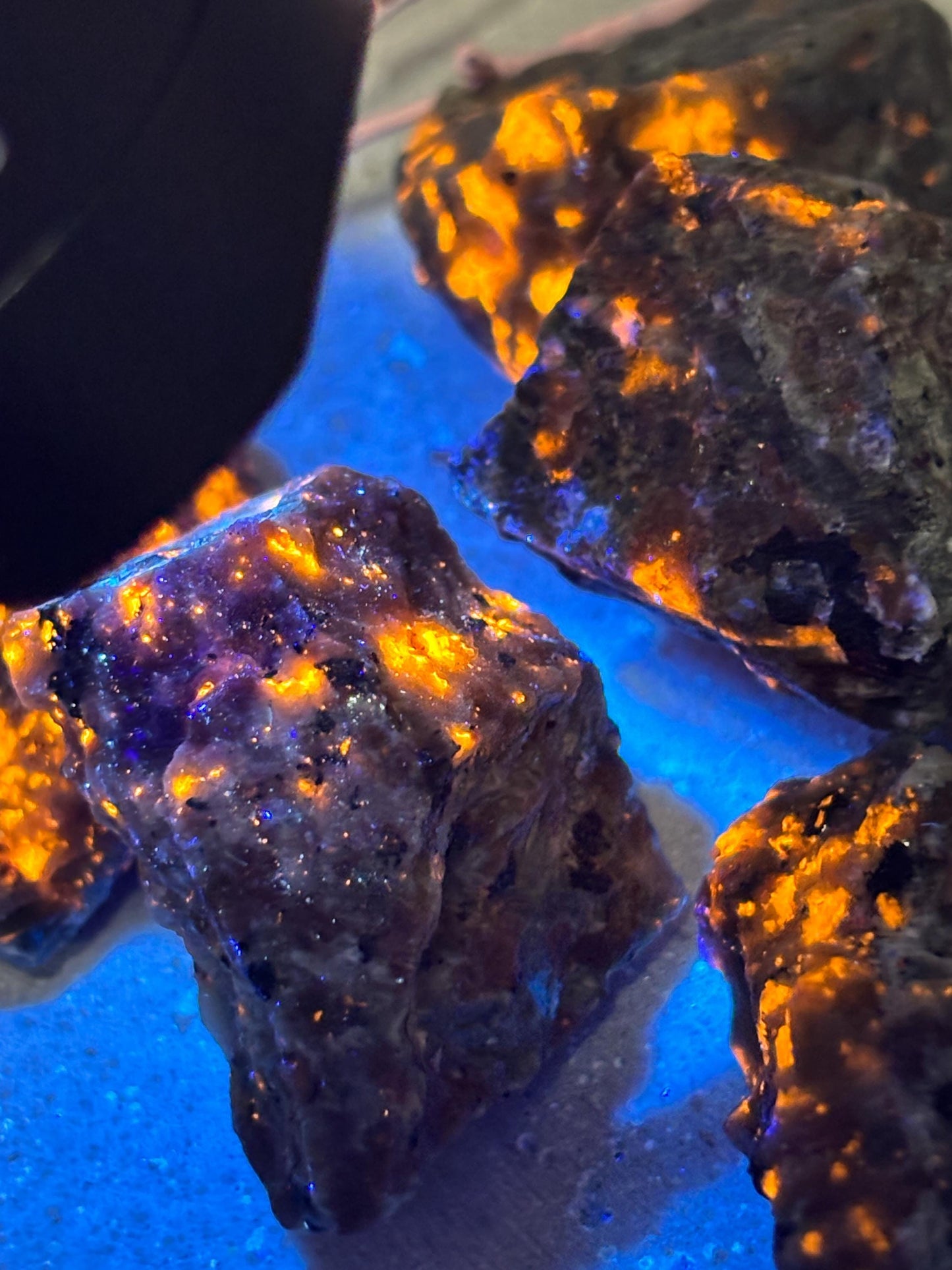 Yooperlite Rohsteine ca. 3 cm  UV reaktive Steine  Yooperlite Stück  fluoreszierender Naturstein  Deko Rohstein