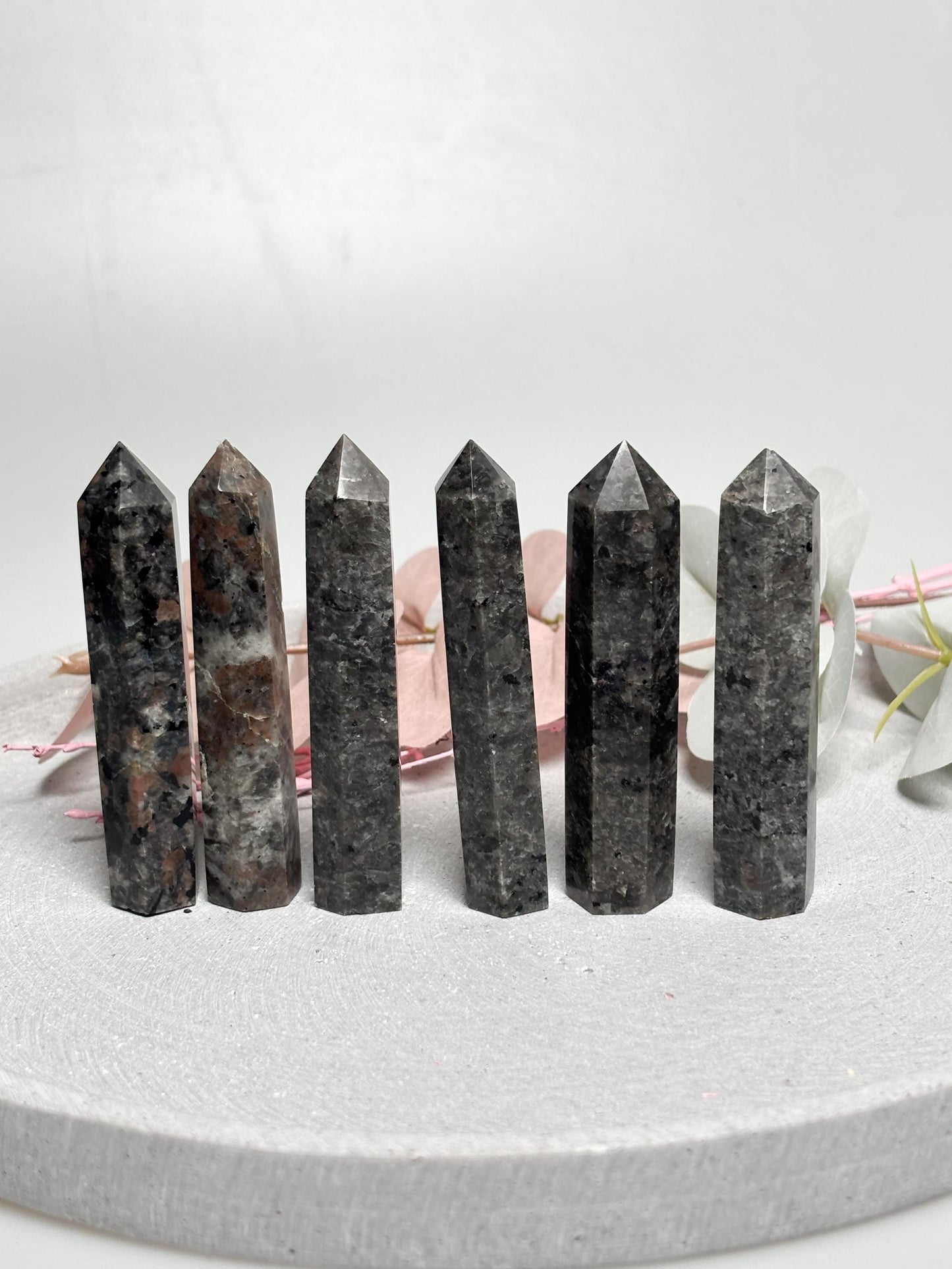 Yooperlite Turm ca. 8 x 1,8 cm  kleiner UV-aktiver Kristallturm, Yooperlite Fluoreszenz, Edelstein Turm, Naturstein Deko, Crystal Tower