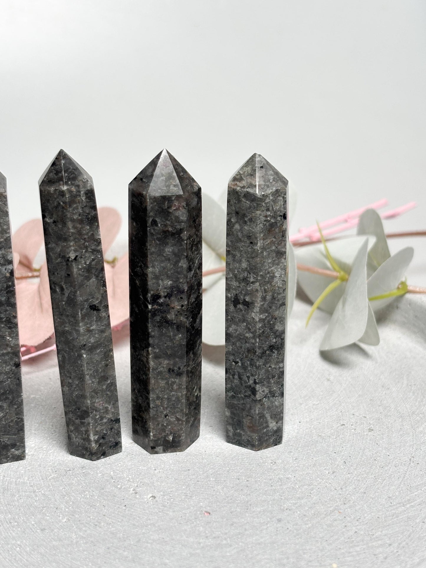Yooperlite Turm ca. 8 x 1,8 cm  kleiner UV-aktiver Kristallturm, Yooperlite Fluoreszenz, Edelstein Turm, Naturstein Deko, Crystal Tower