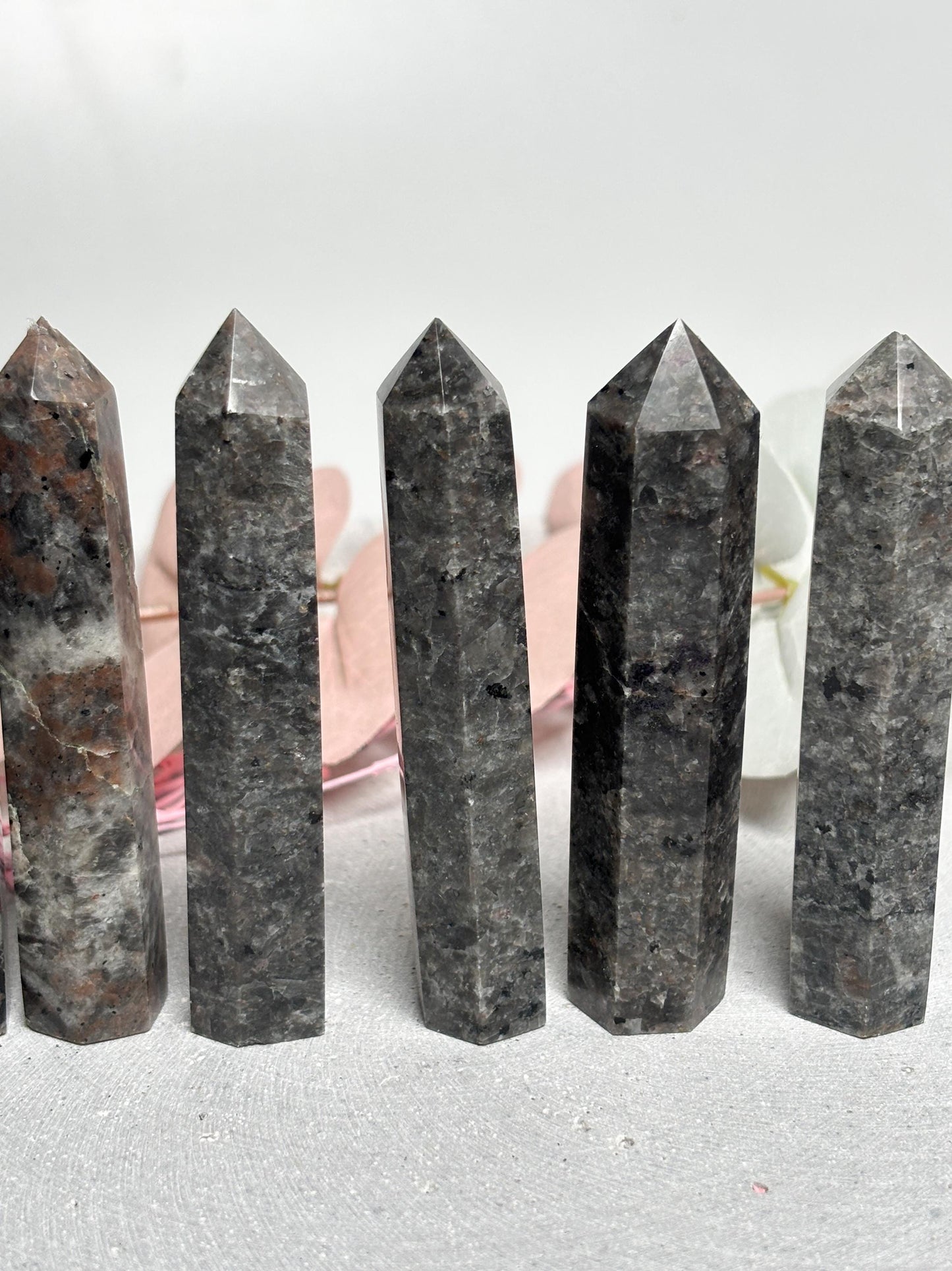 Yooperlite Turm ca. 8 x 1,8 cm  kleiner UV-aktiver Kristallturm, Yooperlite Fluoreszenz, Edelstein Turm, Naturstein Deko, Crystal Tower