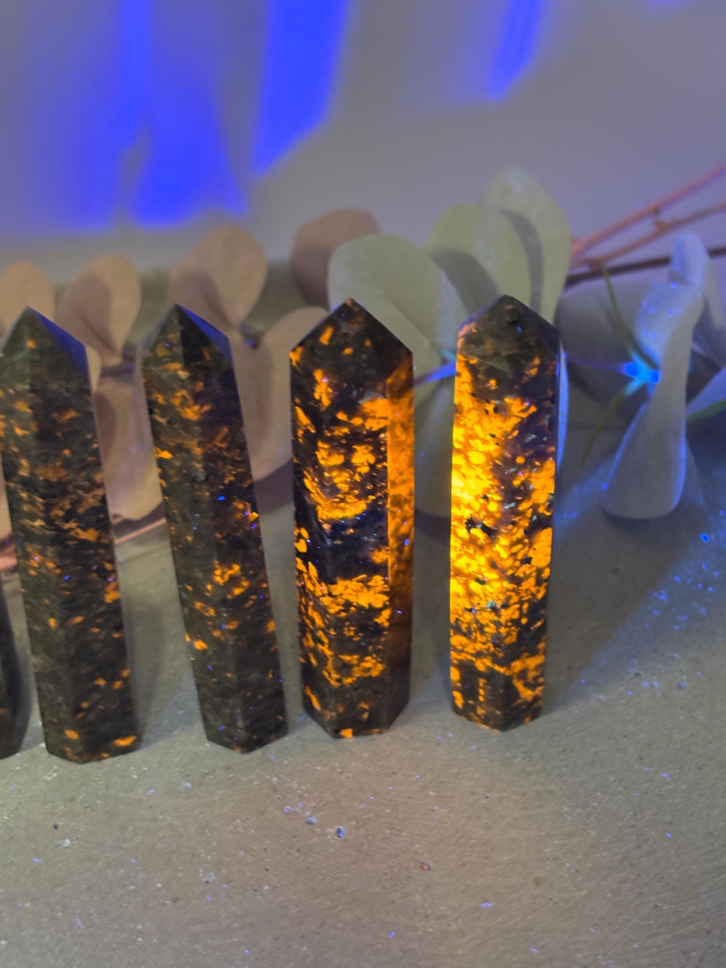 Yooperlite Turm ca. 8 x 1,8 cm  kleiner UV-aktiver Kristallturm, Yooperlite Fluoreszenz, Edelstein Turm, Naturstein Deko, Crystal Tower