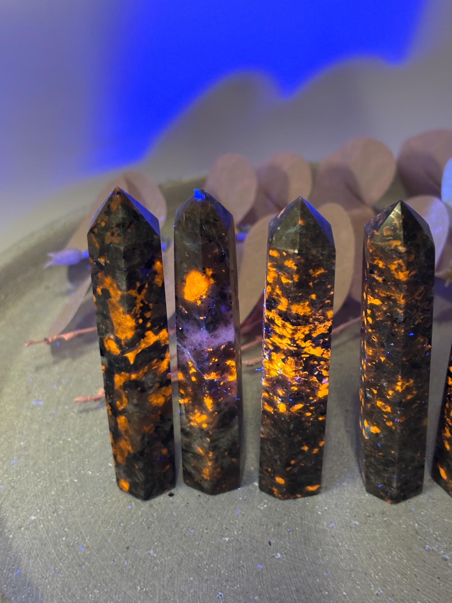 Yooperlite Turm ca. 8 x 1,8 cm  kleiner UV-aktiver Kristallturm, Yooperlite Fluoreszenz, Edelstein Turm, Naturstein Deko, Crystal Tower